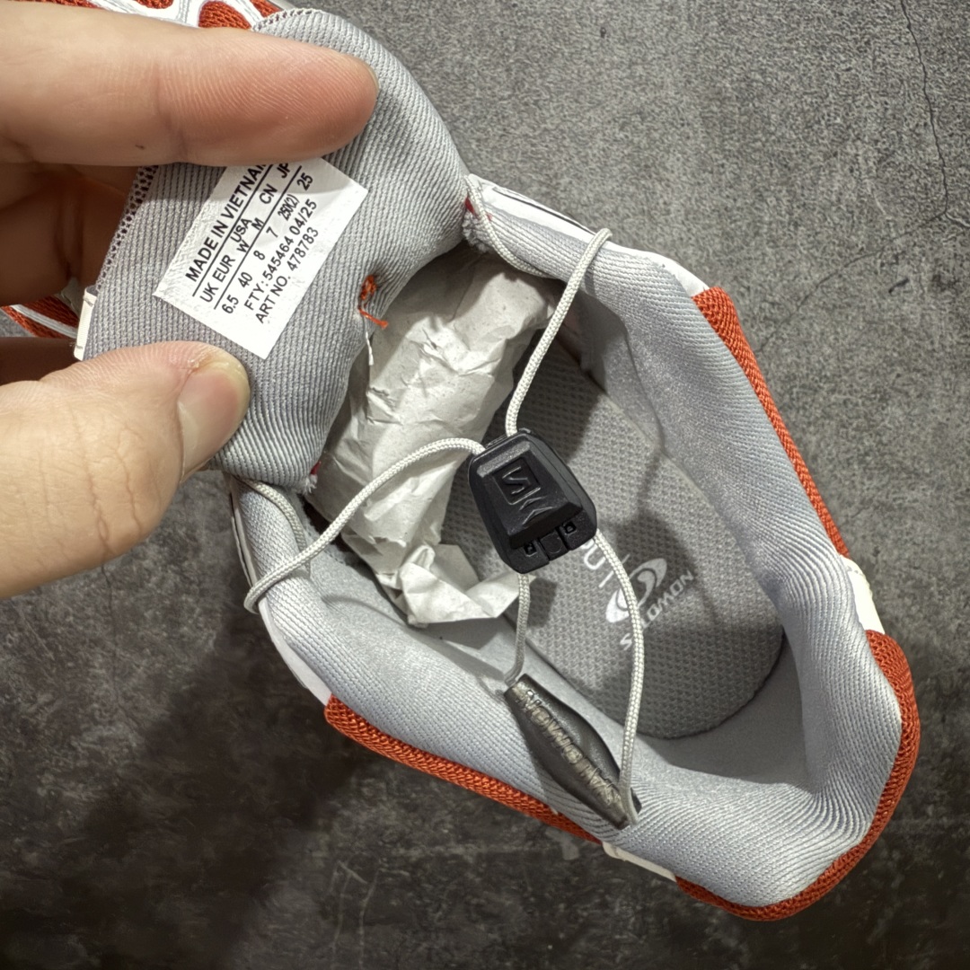 图片[7]-【666版本】SALOMON 萨洛蒙 XT-WHISPER 舒适百搭耐磨轻便低帮 休闲越野训练城市通勤跑步鞋 男女同款 灰红 纯原外贸平台特供订单 耗时半年巨作 #全套原纸板楦头开发 #原厂特供网布配套加持 #确保原汁原味 完美呈现版型 #原档数据独家私模五层组合大底 #男女鞋同步官方开发至46 #原装Ortholite轻量化鞋垫 #中底布带钢印编号 原厂TPU锁扣 #进口港宝加持 后跟自然饱满 还原公司包裹性 #鞋面采用SENSIFT贴合技术 #全方位贴合包裹脚型 #鞋跟部鞋底牵引设计 #提供强大的抓地性能 #更适应野外崎岖不平的道路 #基于 SALOMON 初代 XT 鞋身造型并搭载 4D ADVANCED CHASSIS™ 大底打造而成 为这款 XT-WHISPER 带来了多项足部控制与保护等功能性 如在运动过程中控制左右晃动的过程而提高稳定性、改善长途越野过程中足中到足尖的过渡、提高感知岩石的精确度以抵抗尖锐物体对脚底的伤害以及采用动态缓冲来增强穿着舒适感 从而减轻疲劳感 使 XT-WHISPER 成为一双舒适且安全的户外之履 货号：478783 尺码：36 36.5 37.5 38 38.5 39 40 40.5 41 42 42.5 43 44 45 46-选品中心