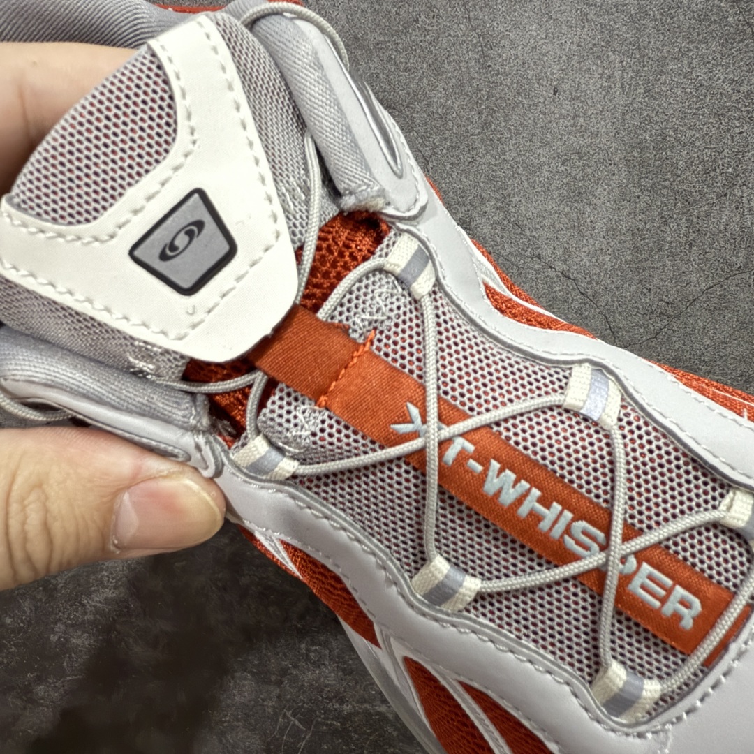 图片[6]-【666版本】SALOMON 萨洛蒙 XT-WHISPER 舒适百搭耐磨轻便低帮 休闲越野训练城市通勤跑步鞋 男女同款 灰红 纯原外贸平台特供订单 耗时半年巨作 #全套原纸板楦头开发 #原厂特供网布配套加持 #确保原汁原味 完美呈现版型 #原档数据独家私模五层组合大底 #男女鞋同步官方开发至46 #原装Ortholite轻量化鞋垫 #中底布带钢印编号 原厂TPU锁扣 #进口港宝加持 后跟自然饱满 还原公司包裹性 #鞋面采用SENSIFT贴合技术 #全方位贴合包裹脚型 #鞋跟部鞋底牵引设计 #提供强大的抓地性能 #更适应野外崎岖不平的道路 #基于 SALOMON 初代 XT 鞋身造型并搭载 4D ADVANCED CHASSIS™ 大底打造而成 为这款 XT-WHISPER 带来了多项足部控制与保护等功能性 如在运动过程中控制左右晃动的过程而提高稳定性、改善长途越野过程中足中到足尖的过渡、提高感知岩石的精确度以抵抗尖锐物体对脚底的伤害以及采用动态缓冲来增强穿着舒适感 从而减轻疲劳感 使 XT-WHISPER 成为一双舒适且安全的户外之履 货号：478783 尺码：36 36.5 37.5 38 38.5 39 40 40.5 41 42 42.5 43 44 45 46-选品中心