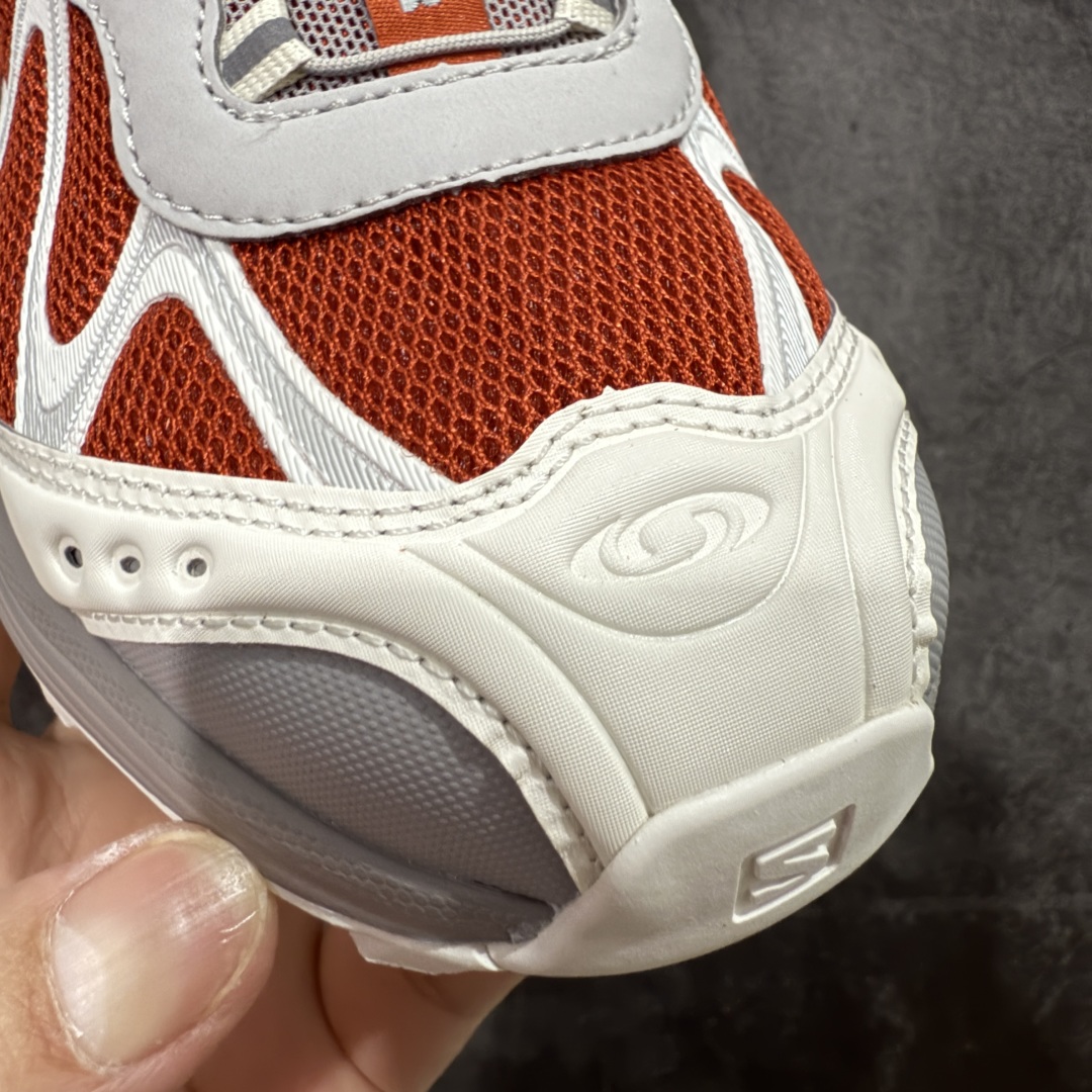 图片[5]-【666版本】SALOMON 萨洛蒙 XT-WHISPER 舒适百搭耐磨轻便低帮 休闲越野训练城市通勤跑步鞋 男女同款 灰红 纯原外贸平台特供订单 耗时半年巨作 #全套原纸板楦头开发 #原厂特供网布配套加持 #确保原汁原味 完美呈现版型 #原档数据独家私模五层组合大底 #男女鞋同步官方开发至46 #原装Ortholite轻量化鞋垫 #中底布带钢印编号 原厂TPU锁扣 #进口港宝加持 后跟自然饱满 还原公司包裹性 #鞋面采用SENSIFT贴合技术 #全方位贴合包裹脚型 #鞋跟部鞋底牵引设计 #提供强大的抓地性能 #更适应野外崎岖不平的道路 #基于 SALOMON 初代 XT 鞋身造型并搭载 4D ADVANCED CHASSIS™ 大底打造而成 为这款 XT-WHISPER 带来了多项足部控制与保护等功能性 如在运动过程中控制左右晃动的过程而提高稳定性、改善长途越野过程中足中到足尖的过渡、提高感知岩石的精确度以抵抗尖锐物体对脚底的伤害以及采用动态缓冲来增强穿着舒适感 从而减轻疲劳感 使 XT-WHISPER 成为一双舒适且安全的户外之履 货号：478783 尺码：36 36.5 37.5 38 38.5 39 40 40.5 41 42 42.5 43 44 45 46-选品中心