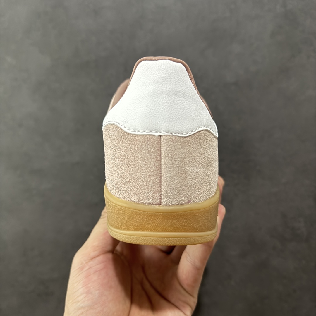 图片[4]-【公司级】adidas originals Gazelle Indoor 粉色 此款鞋延续了橡胶外底和经典款式的传统。优质绒面革鞋面和标志性的3条纹采用明亮的对比色，为久经考验的外观带来俏皮、富有表现力的饰面。 货号：JS1397 尺码：35.5 36 36.5 37 38 38.5 39 40 40.5 41 42 42.5 43 44 44.5 45-选品中心