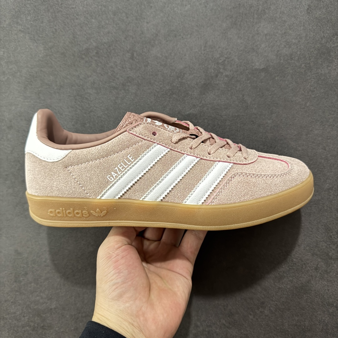 【公司级】adidas originals Gazelle Indoor 粉色 此款鞋延续了橡胶外底和经典款式的传统。优质绒面革鞋面和标志性的3条纹采用明亮的对比色,为久经考验的外观带来俏皮、富有表现力的饰面。 货号:JS1397 尺码:35.5 36 36.5 37 38 38.5 39 40 40.5 41 42 42.5 43 44 44.5 45-选品中心