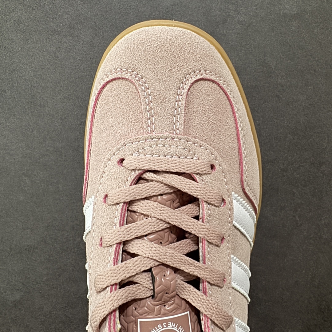 图片[8]-【公司级】adidas originals Gazelle Indoor 粉色 此款鞋延续了橡胶外底和经典款式的传统。优质绒面革鞋面和标志性的3条纹采用明亮的对比色，为久经考验的外观带来俏皮、富有表现力的饰面。 货号：JS1397 尺码：35.5 36 36.5 37 38 38.5 39 40 40.5 41 42 42.5 43 44 44.5 45-选品中心