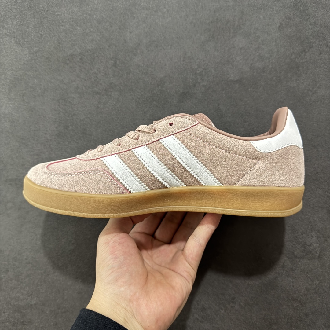 图片[2]-【公司级】adidas originals Gazelle Indoor 粉色 此款鞋延续了橡胶外底和经典款式的传统。优质绒面革鞋面和标志性的3条纹采用明亮的对比色，为久经考验的外观带来俏皮、富有表现力的饰面。 货号：JS1397 尺码：35.5 36 36.5 37 38 38.5 39 40 40.5 41 42 42.5 43 44 44.5 45-选品中心