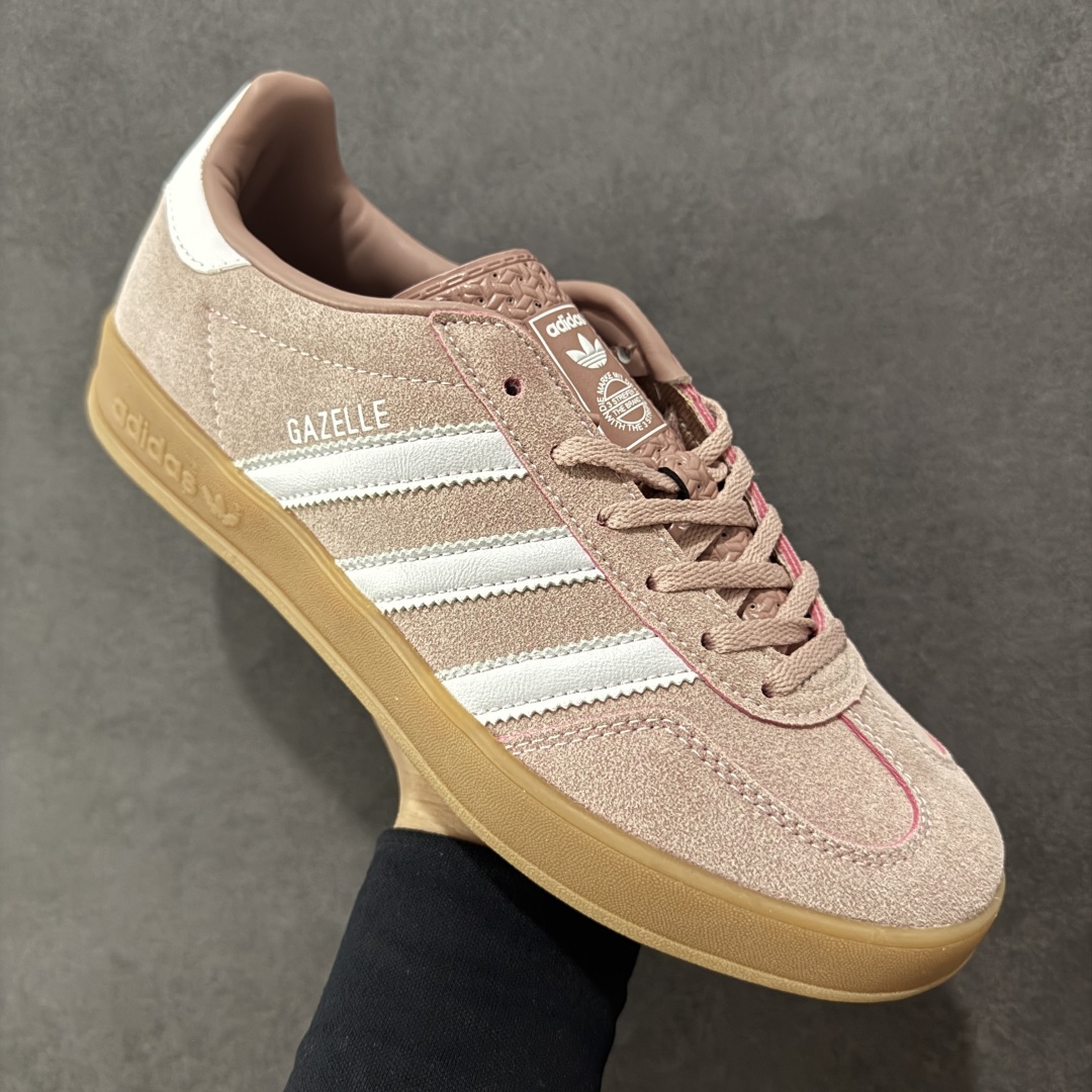 图片[3]-【公司级】adidas originals Gazelle Indoor 粉色 此款鞋延续了橡胶外底和经典款式的传统。优质绒面革鞋面和标志性的3条纹采用明亮的对比色，为久经考验的外观带来俏皮、富有表现力的饰面。 货号：JS1397 尺码：35.5 36 36.5 37 38 38.5 39 40 40.5 41 42 42.5 43 44 44.5 45-选品中心