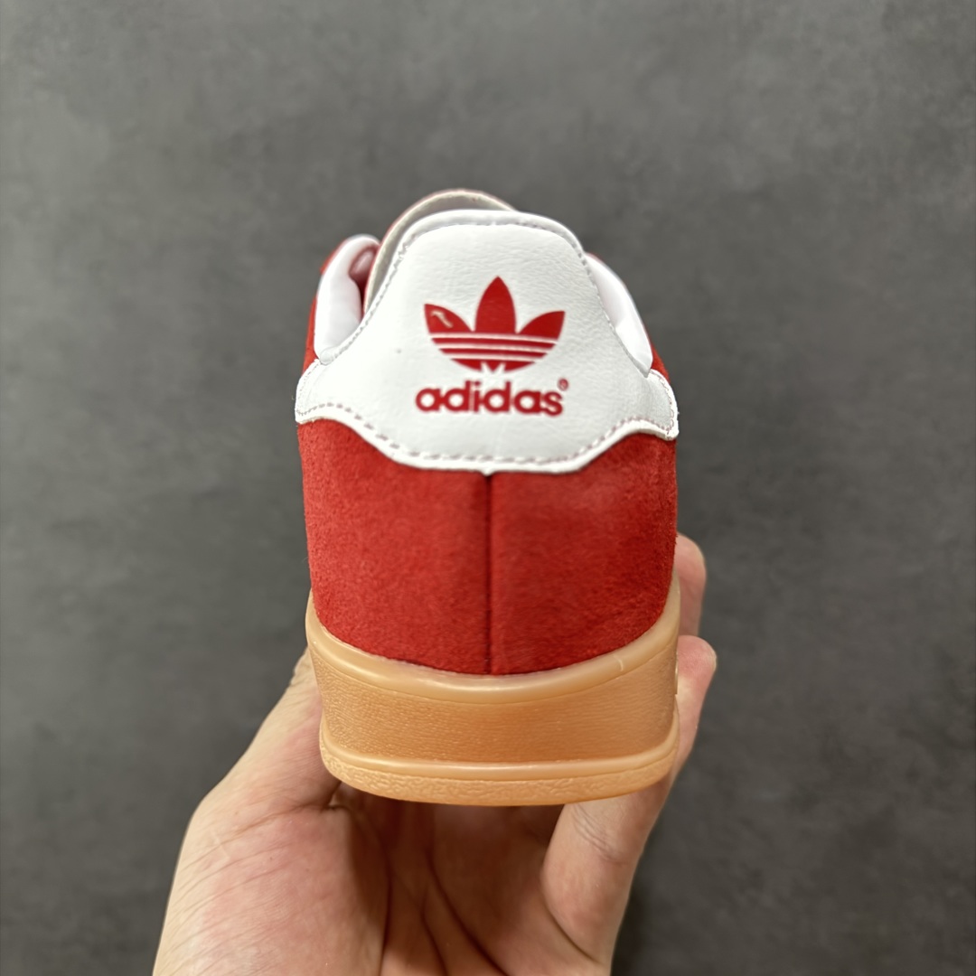 图片[4]-【公司级】adidas originals Gazelle Indoor 红色 此款鞋延续了橡胶外底和经典款式的传统。优质绒面革鞋面和标志性的3条纹采用明亮的对比色，为久经考验的外观带来俏皮、富有表现力的饰面。 货号：H06261 尺码：35.5 36 36.5 37 38 38.5 39 40 40.5 41 42 42.5 43 44 44.5 45-选品中心