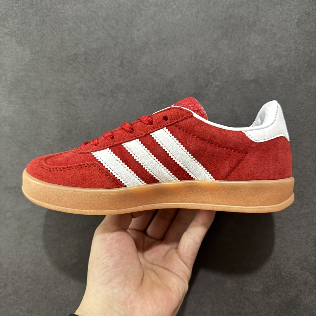 图片[2]-【公司级】adidas originals Gazelle Indoor 红色 此款鞋延续了橡胶外底和经典款式的传统。优质绒面革鞋面和标志性的3条纹采用明亮的对比色，为久经考验的外观带来俏皮、富有表现力的饰面。 货号：H06261 尺码：35.5 36 36.5 37 38 38.5 39 40 40.5 41 42 42.5 43 44 44.5 45-选品中心