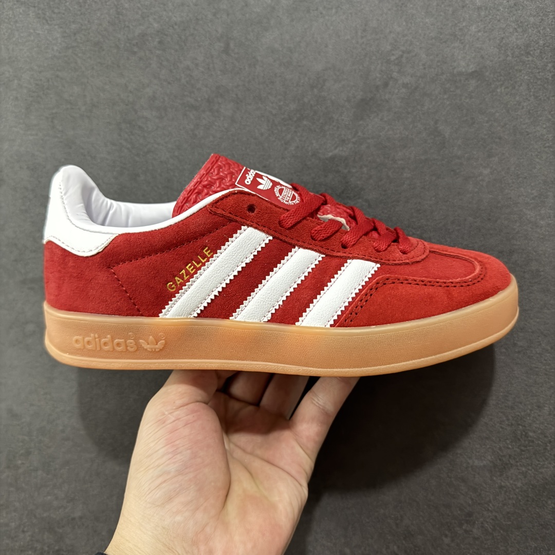 【公司级】adidas originals Gazelle Indoor 红色 此款鞋延续了橡胶外底和经典款式的传统。优质绒面革鞋面和标志性的3条纹采用明亮的对比色,为久经考验的外观带来俏皮、富有表现力的饰面。 货号:H06261 尺码:35.5 36 36.5 37 38 38.5 39 40 40.5 41 42 42.5 43 44 44.5 45-选品中心