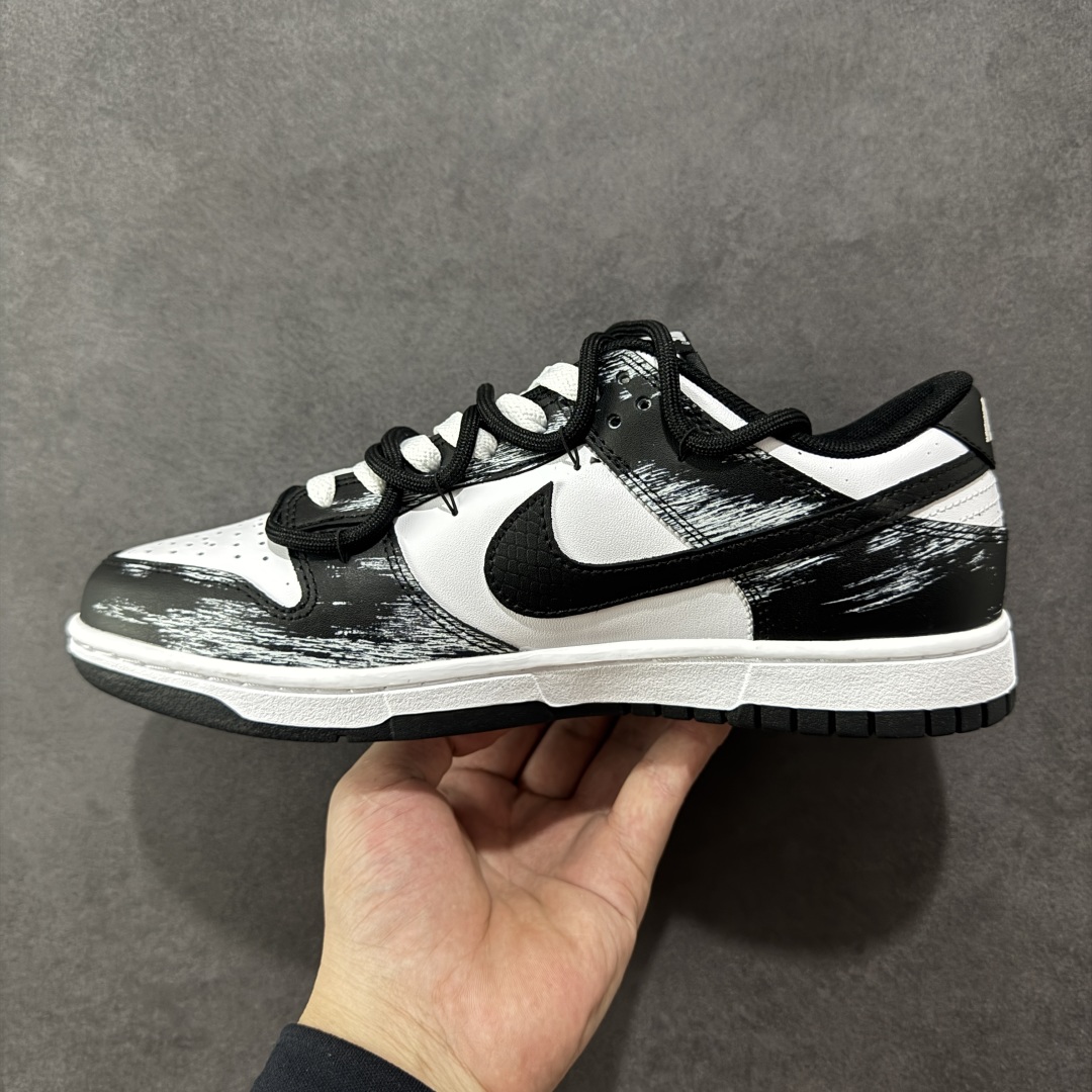  
【纯原】Nike Dunk Low 死神曼巴 黑白
此款以经典黑白美学为主色调，鞋面撞色泼墨如毒液侵