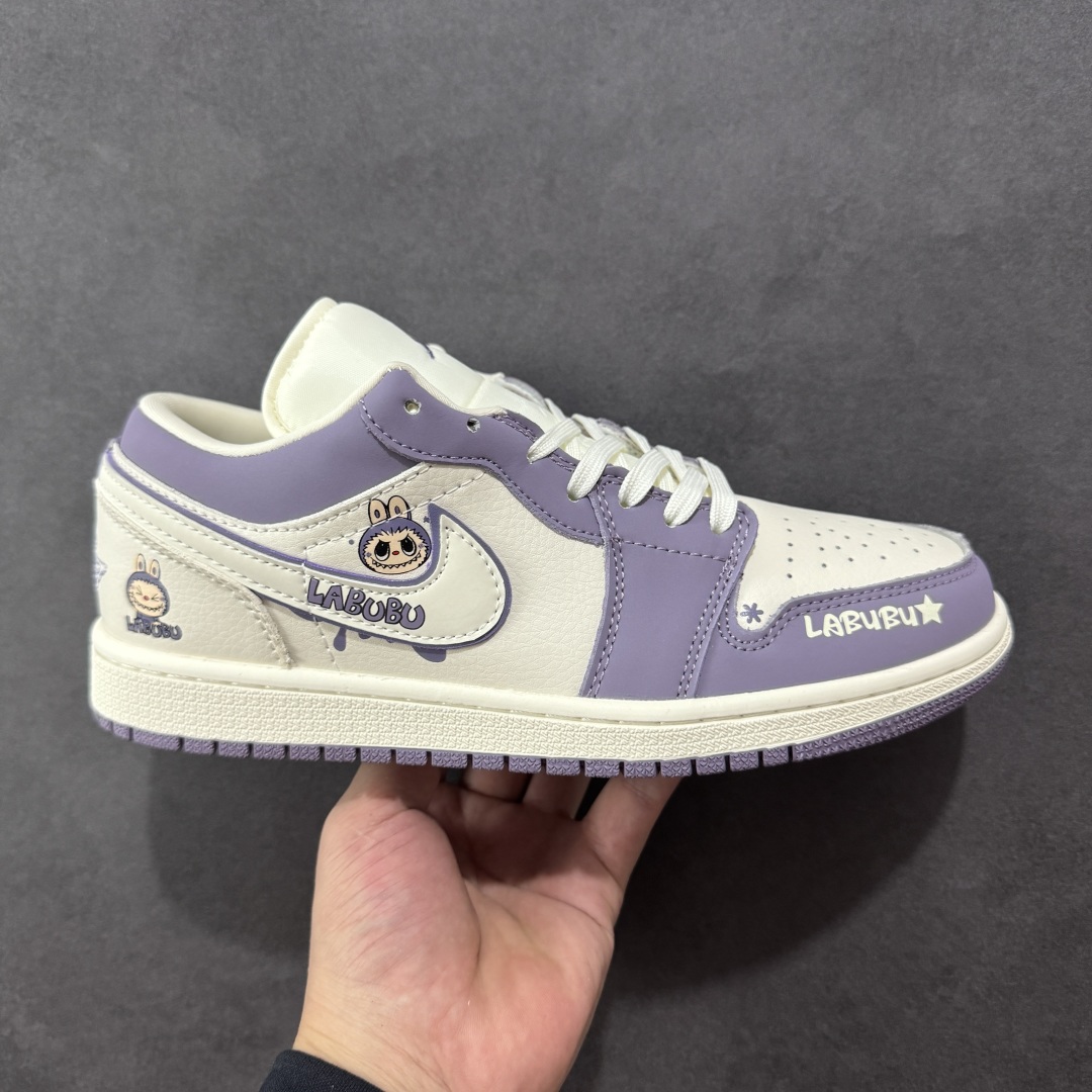  
【纯原】Labubu x Air Jordan 1 Low 米紫拉布布
原厂皮料 原档冲孔鞋头 正确