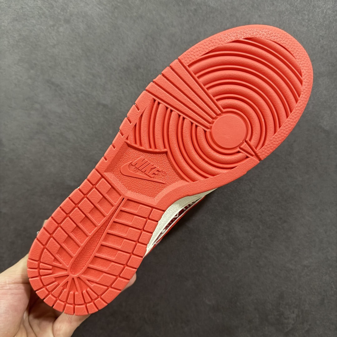  
【纯原】Nike SB Dunk Low “路易威登LV联名---米白红帆布印花” 鞋身融入 LV 