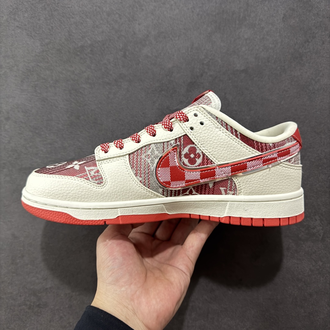  
【纯原】Nike SB Dunk Low “路易威登LV联名---米白红帆布印花” 鞋身融入 LV 