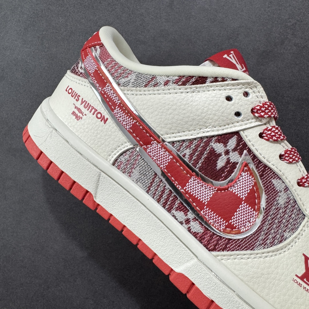  
【纯原】Nike SB Dunk Low “路易威登LV联名---米白红帆布印花” 鞋身融入 LV 
