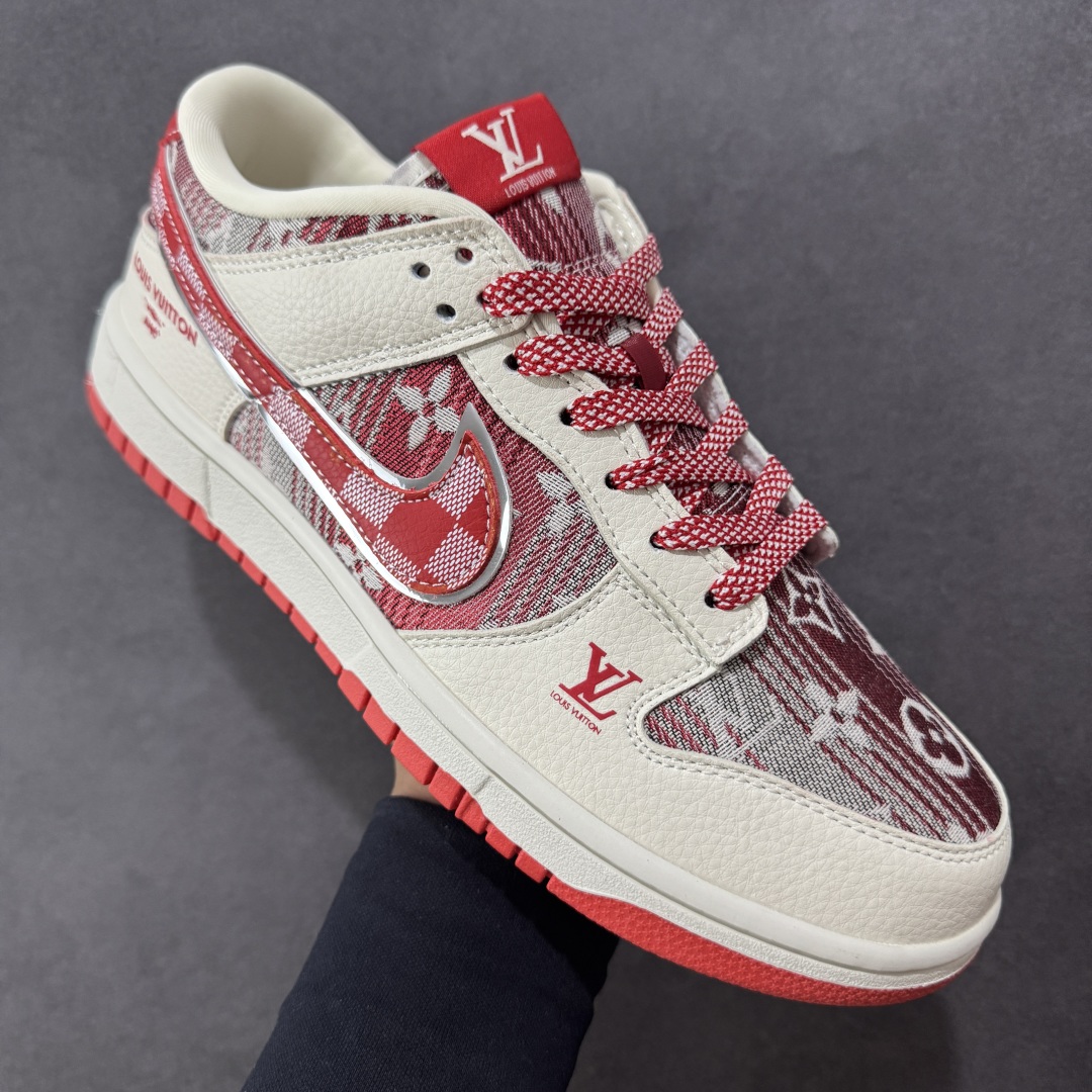  
【纯原】Nike SB Dunk Low “路易威登LV联名---米白红帆布印花” 鞋身融入 LV 