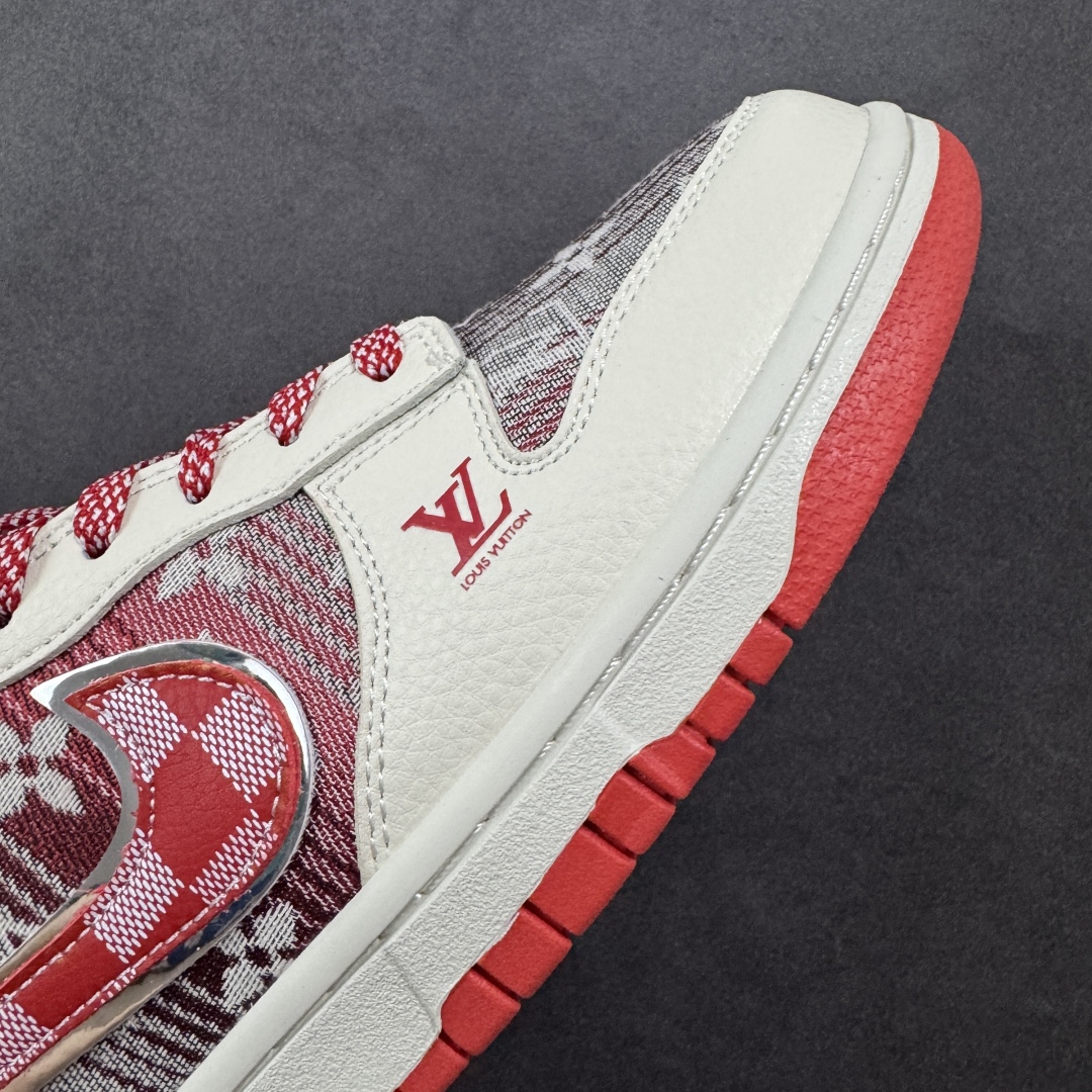  
【纯原】Nike SB Dunk Low “路易威登LV联名---米白红帆布印花” 鞋身融入 LV 