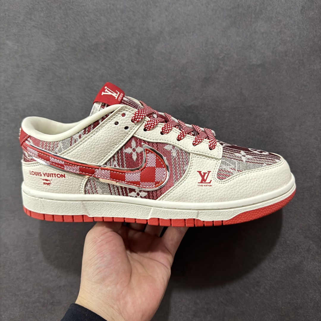  
【纯原】Nike SB Dunk Low “路易威登LV联名---米白红帆布印花” 鞋身融入 LV 
