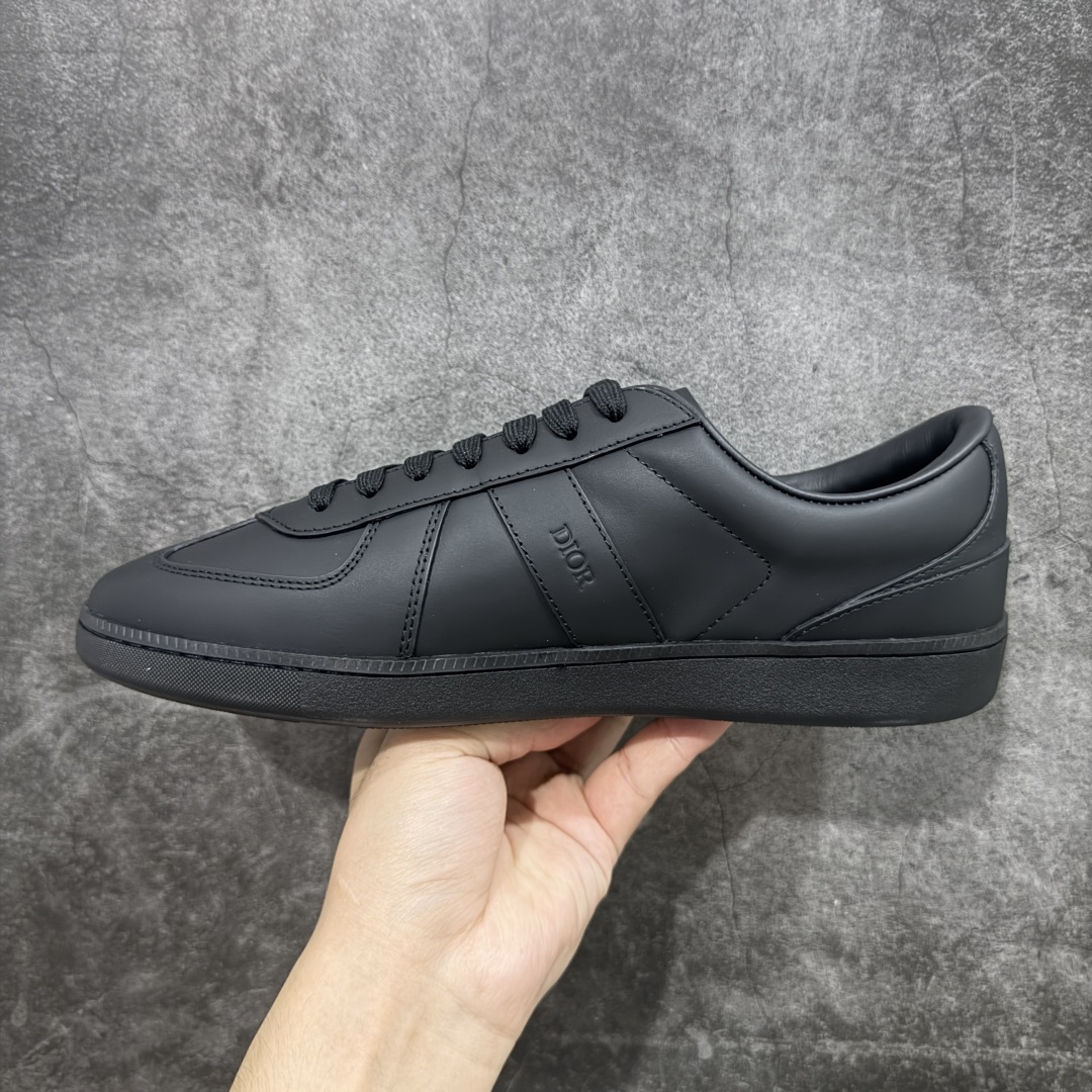 图片[2]-【莞定礼盒版】迪奥德训鞋DIOR迪奥 B01 Matchpoint 圆头系带低帮 原版开发 原材料打造 顶级礼盒包装 目前市场最高版本 标志着Dior经典款式的回归,以时尚优雅的廓形重新诠释。采用光滑皮革精心制作,鞋舌和内部侧面饰以Dior标志,鞋后跟处饰以CDIcon标志。搭配同色调橡胶鞋底点缀以Dior标志,可与Dior Icons限定 的各式造型搭配,打造精致造型。 尺码：39-45-选品中心