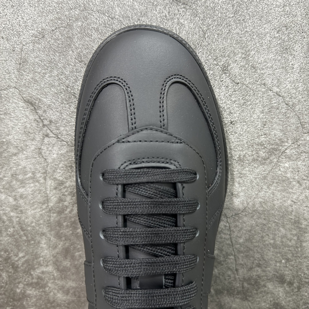 图片[5]-【莞定礼盒版】迪奥德训鞋DIOR迪奥 B01 Matchpoint 圆头系带低帮 原版开发 原材料打造 顶级礼盒包装 目前市场最高版本 标志着Dior经典款式的回归,以时尚优雅的廓形重新诠释。采用光滑皮革精心制作,鞋舌和内部侧面饰以Dior标志,鞋后跟处饰以CDIcon标志。搭配同色调橡胶鞋底点缀以Dior标志,可与Dior Icons限定 的各式造型搭配,打造精致造型。 尺码：39-45-选品中心