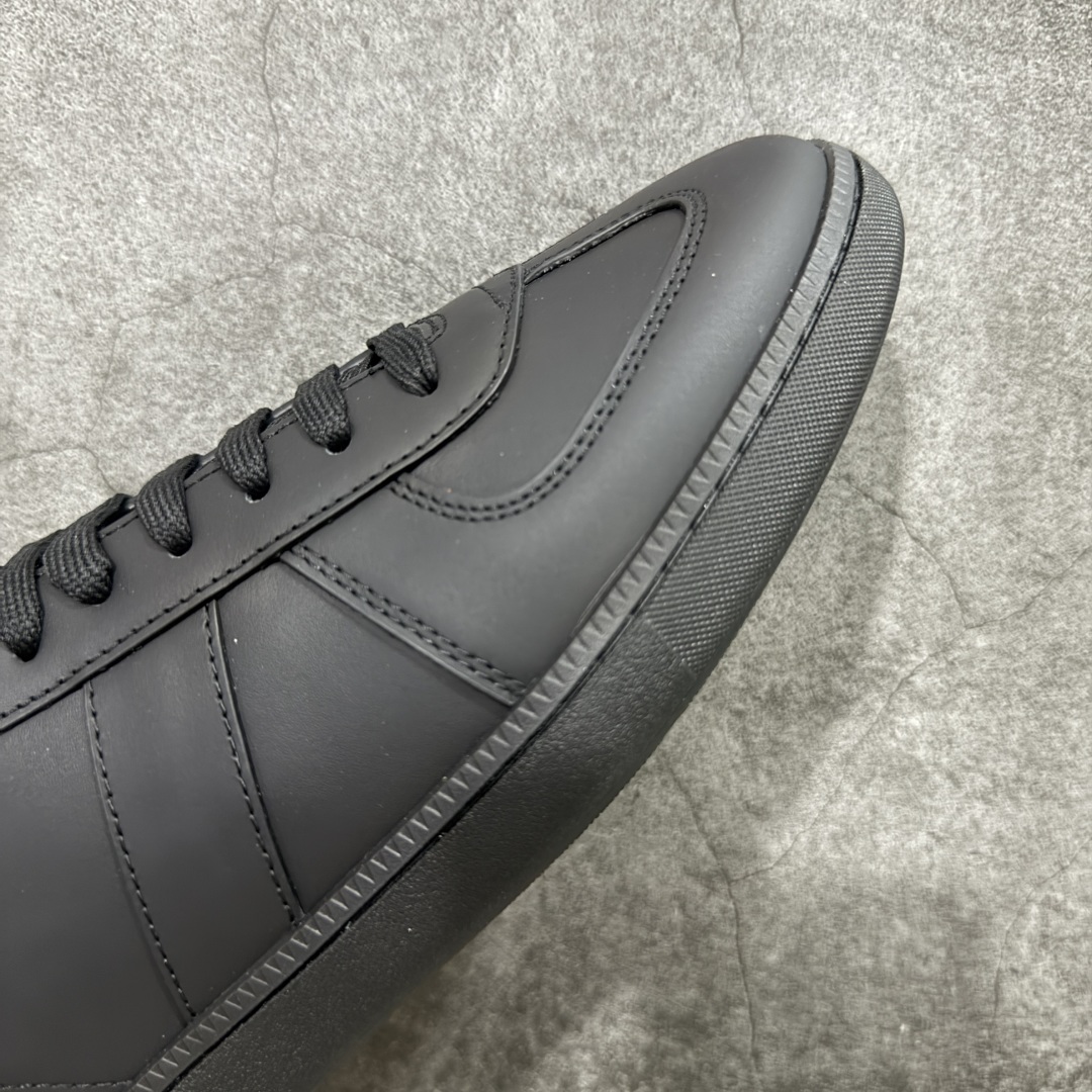 图片[6]-【莞定礼盒版】迪奥德训鞋DIOR迪奥 B01 Matchpoint 圆头系带低帮 原版开发 原材料打造 顶级礼盒包装 目前市场最高版本 标志着Dior经典款式的回归,以时尚优雅的廓形重新诠释。采用光滑皮革精心制作,鞋舌和内部侧面饰以Dior标志,鞋后跟处饰以CDIcon标志。搭配同色调橡胶鞋底点缀以Dior标志,可与Dior Icons限定 的各式造型搭配,打造精致造型。 尺码：39-45-选品中心