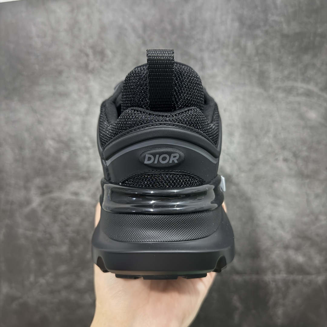 图片[4]-【莞顶礼盒版】Dior B44 Blade 休闲鞋运动鞋 原版一比一复刻 顶级礼盒装 区别市面通货 由 lewishamilton 设计的生活胶囊系列点缀的 dior B44 Blade 运动鞋以2000年代灵感的曲线和强劲的体量感为特点。它们承诺兼具运动感和复古未来感，采用超细纤维和帆布镶嵌，饰有“Dior”标志。这些独特的作品，由刀片点缀，呈现出跑步世界的扭曲之美。 B44 Blade 运动鞋以大方的体积感轮廓为特色，灵感来自2000年代。采用技术网布制成，鞋面采用同色调的技术织物面板，并在鞋底配有对比鲜明的刀片镶嵌，彰显跑步元素。鞋面、鞋跟和鞋侧均饰有 Dior标志。两色鞋带和支撑袜子突显其运动美学，使运动鞋以超现代感提升休闲外观。 跟高5.5厘米 尺码：39-45-选品中心