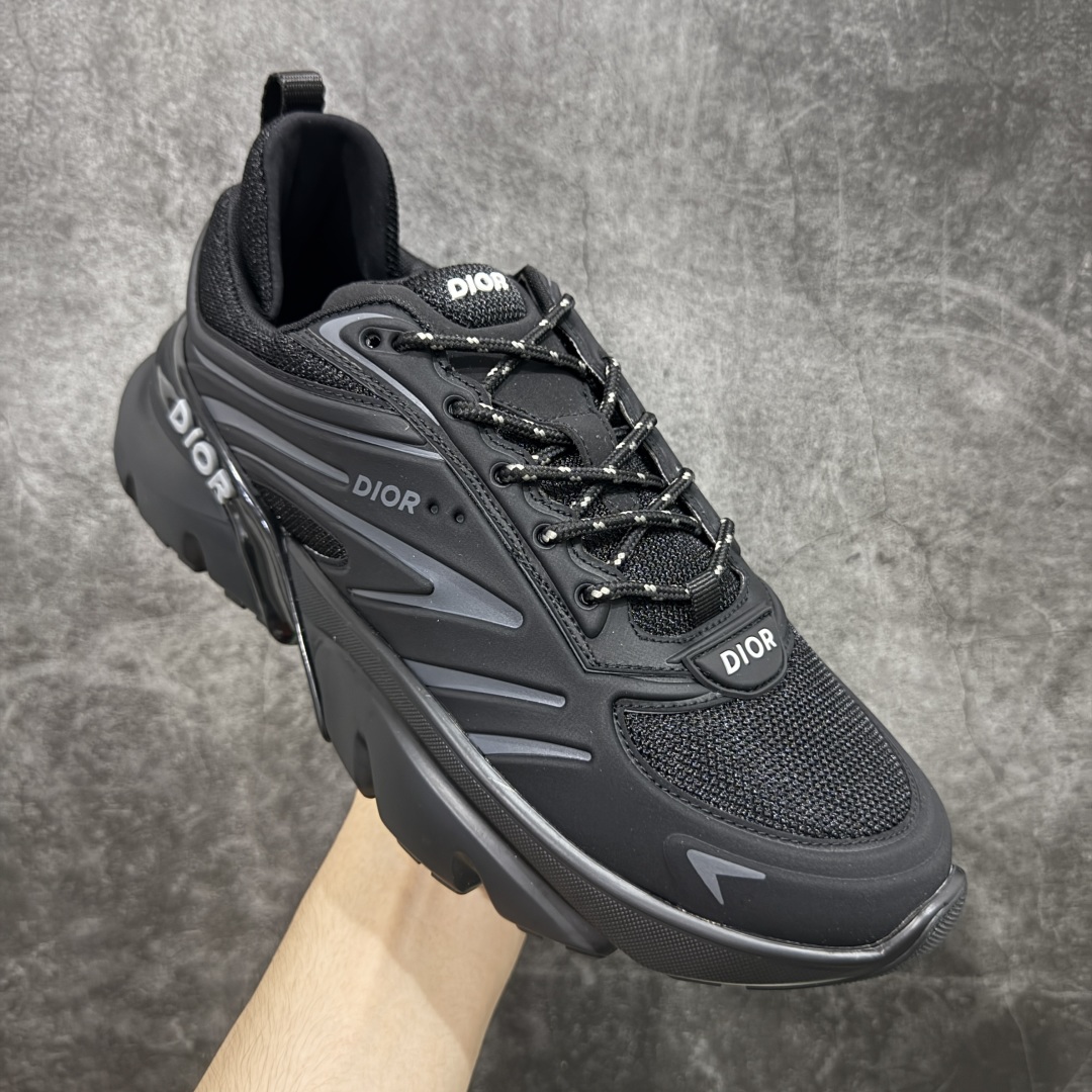 图片[3]-【莞顶礼盒版】Dior B44 Blade 休闲鞋运动鞋 原版一比一复刻 顶级礼盒装 区别市面通货 由 lewishamilton 设计的生活胶囊系列点缀的 dior B44 Blade 运动鞋以2000年代灵感的曲线和强劲的体量感为特点。它们承诺兼具运动感和复古未来感，采用超细纤维和帆布镶嵌，饰有“Dior”标志。这些独特的作品，由刀片点缀，呈现出跑步世界的扭曲之美。 B44 Blade 运动鞋以大方的体积感轮廓为特色，灵感来自2000年代。采用技术网布制成，鞋面采用同色调的技术织物面板，并在鞋底配有对比鲜明的刀片镶嵌，彰显跑步元素。鞋面、鞋跟和鞋侧均饰有 Dior标志。两色鞋带和支撑袜子突显其运动美学，使运动鞋以超现代感提升休闲外观。 跟高5.5厘米 尺码：39-45-选品中心