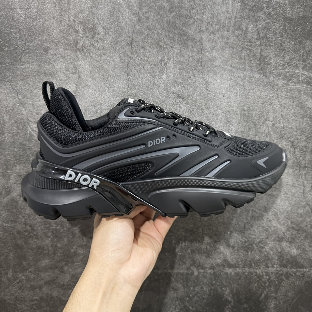 【莞顶礼盒版】Dior B44 Blade 休闲鞋运动鞋 原版一比一复刻 顶级礼盒装 区别市面通货 由 lewishamilton 设计的生活胶囊系列点缀的 dior B44 Blade 运动鞋以2000年代灵感的曲线和强劲的体量感为特点。它们承诺兼具运动感和复古未来感,采用超细纤维和帆布镶嵌,饰有“Dior”标志。这些独特的作品,由刀片点缀,呈现出跑步世界的扭曲之美。 B44 Blade 运动鞋以大方的体积感轮廓为特色,灵感来自2000年代。采用技术网布制成,鞋面采用同色调的技术织物面板,并在鞋底配有对比鲜明的刀片镶嵌,彰显跑步元素。鞋面、鞋跟和鞋侧均饰有 Dior标志。两色鞋带和支撑袜子突显其运动美学,使运动鞋以超现代感提升休闲外观。 跟高5.5厘米 尺码:39-45-选品中心
