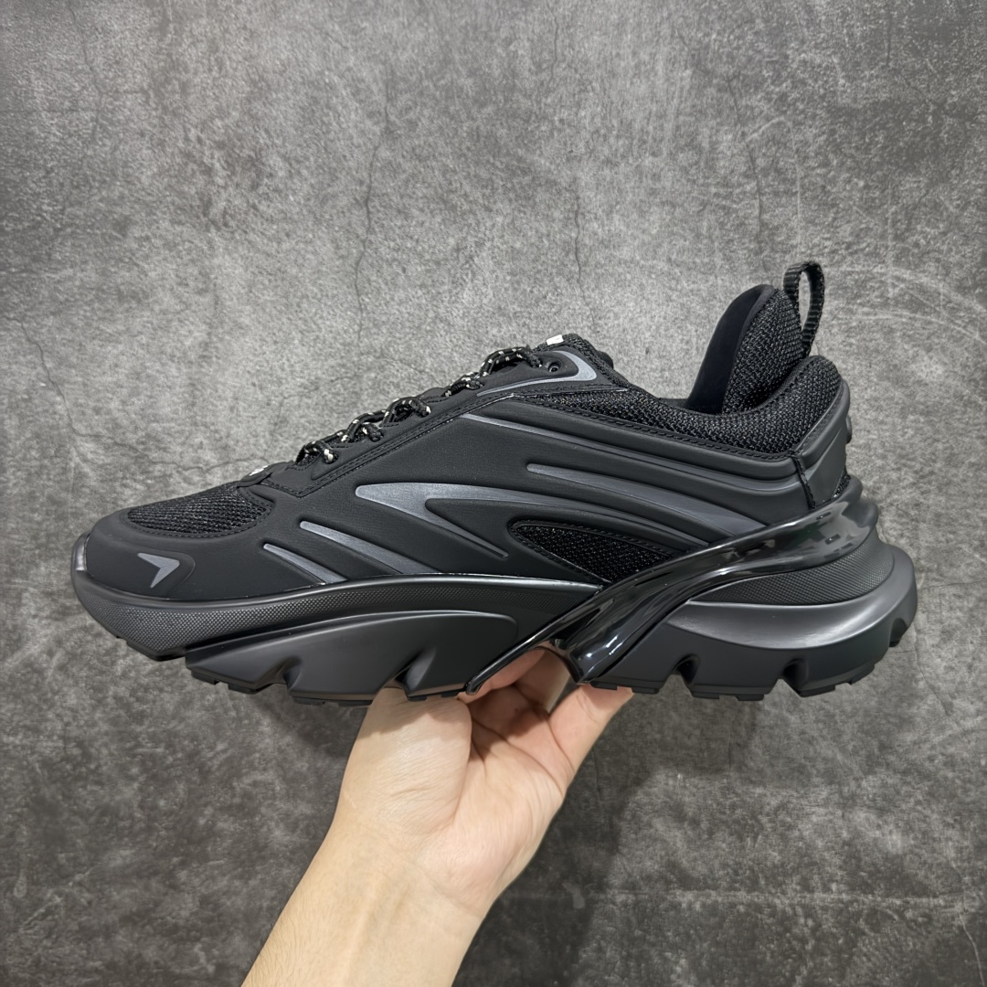 图片[2]-【莞顶礼盒版】Dior B44 Blade 休闲鞋运动鞋 原版一比一复刻 顶级礼盒装 区别市面通货 由 lewishamilton 设计的生活胶囊系列点缀的 dior B44 Blade 运动鞋以2000年代灵感的曲线和强劲的体量感为特点。它们承诺兼具运动感和复古未来感，采用超细纤维和帆布镶嵌，饰有“Dior”标志。这些独特的作品，由刀片点缀，呈现出跑步世界的扭曲之美。 B44 Blade 运动鞋以大方的体积感轮廓为特色，灵感来自2000年代。采用技术网布制成，鞋面采用同色调的技术织物面板，并在鞋底配有对比鲜明的刀片镶嵌，彰显跑步元素。鞋面、鞋跟和鞋侧均饰有 Dior标志。两色鞋带和支撑袜子突显其运动美学，使运动鞋以超现代感提升休闲外观。 跟高5.5厘米 尺码：39-45-选品中心