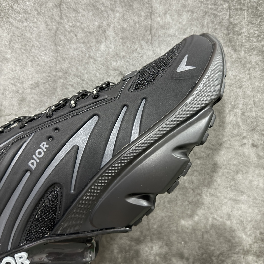 图片[6]-【莞顶礼盒版】Dior B44 Blade 休闲鞋运动鞋 原版一比一复刻 顶级礼盒装 区别市面通货 由 lewishamilton 设计的生活胶囊系列点缀的 dior B44 Blade 运动鞋以2000年代灵感的曲线和强劲的体量感为特点。它们承诺兼具运动感和复古未来感，采用超细纤维和帆布镶嵌，饰有“Dior”标志。这些独特的作品，由刀片点缀，呈现出跑步世界的扭曲之美。 B44 Blade 运动鞋以大方的体积感轮廓为特色，灵感来自2000年代。采用技术网布制成，鞋面采用同色调的技术织物面板，并在鞋底配有对比鲜明的刀片镶嵌，彰显跑步元素。鞋面、鞋跟和鞋侧均饰有 Dior标志。两色鞋带和支撑袜子突显其运动美学，使运动鞋以超现代感提升休闲外观。 跟高5.5厘米 尺码：39-45-选品中心
