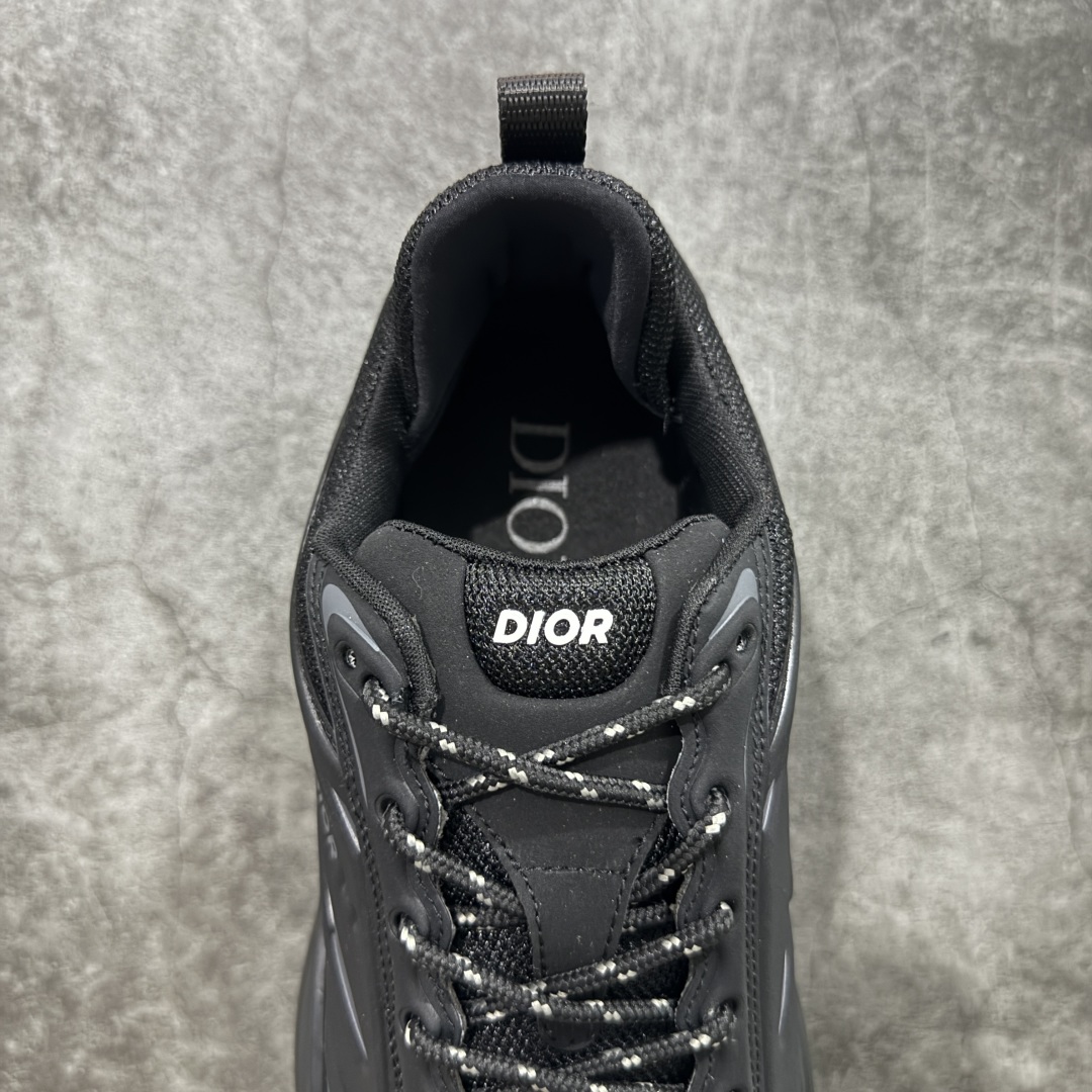 图片[8]-【莞顶礼盒版】Dior B44 Blade 休闲鞋运动鞋 原版一比一复刻 顶级礼盒装 区别市面通货 由 lewishamilton 设计的生活胶囊系列点缀的 dior B44 Blade 运动鞋以2000年代灵感的曲线和强劲的体量感为特点。它们承诺兼具运动感和复古未来感，采用超细纤维和帆布镶嵌，饰有“Dior”标志。这些独特的作品，由刀片点缀，呈现出跑步世界的扭曲之美。 B44 Blade 运动鞋以大方的体积感轮廓为特色，灵感来自2000年代。采用技术网布制成，鞋面采用同色调的技术织物面板，并在鞋底配有对比鲜明的刀片镶嵌，彰显跑步元素。鞋面、鞋跟和鞋侧均饰有 Dior标志。两色鞋带和支撑袜子突显其运动美学，使运动鞋以超现代感提升休闲外观。 跟高5.5厘米 尺码：39-45-选品中心
