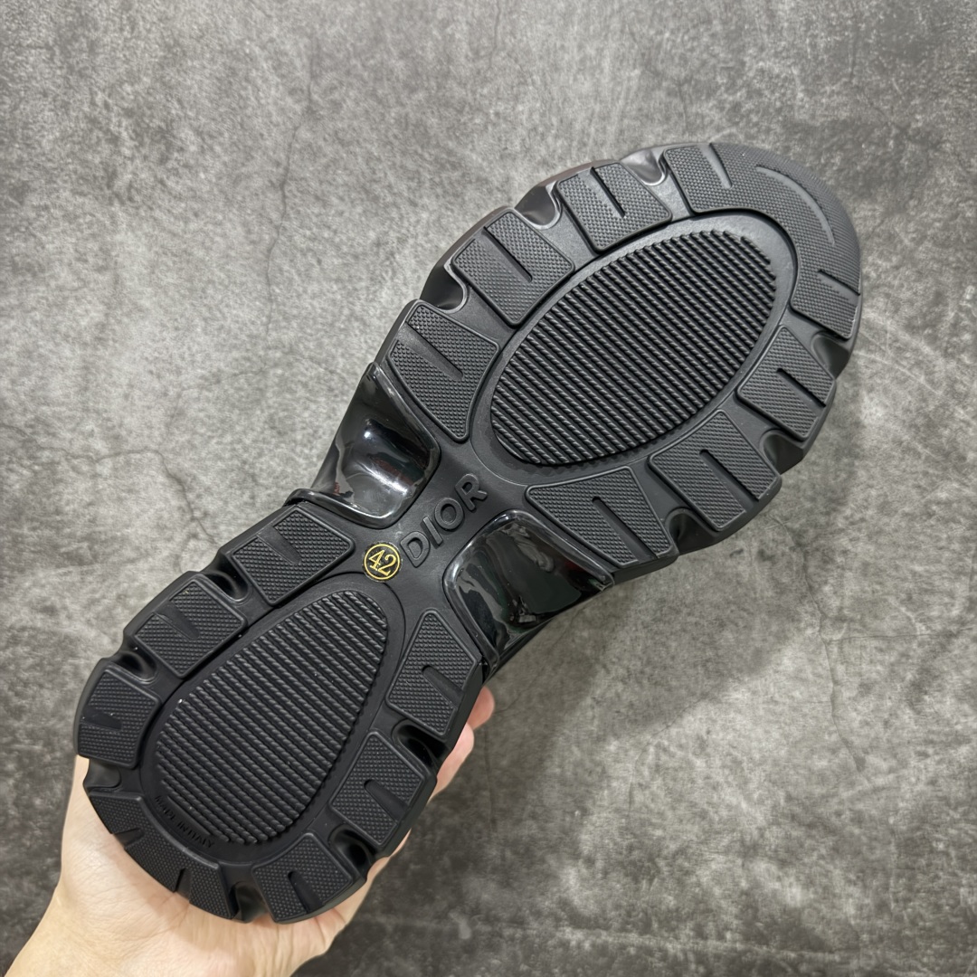 图片[9]-【莞顶礼盒版】Dior B44 Blade 休闲鞋运动鞋 原版一比一复刻 顶级礼盒装 区别市面通货 由 lewishamilton 设计的生活胶囊系列点缀的 dior B44 Blade 运动鞋以2000年代灵感的曲线和强劲的体量感为特点。它们承诺兼具运动感和复古未来感，采用超细纤维和帆布镶嵌，饰有“Dior”标志。这些独特的作品，由刀片点缀，呈现出跑步世界的扭曲之美。 B44 Blade 运动鞋以大方的体积感轮廓为特色，灵感来自2000年代。采用技术网布制成，鞋面采用同色调的技术织物面板，并在鞋底配有对比鲜明的刀片镶嵌，彰显跑步元素。鞋面、鞋跟和鞋侧均饰有 Dior标志。两色鞋带和支撑袜子突显其运动美学，使运动鞋以超现代感提升休闲外观。 跟高5.5厘米 尺码：39-45-选品中心