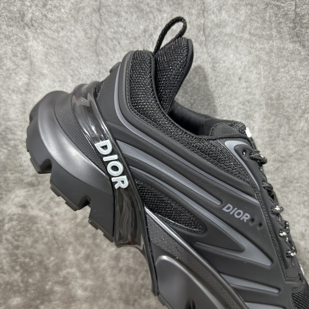 图片[7]-【莞顶礼盒版】Dior B44 Blade 休闲鞋运动鞋 原版一比一复刻 顶级礼盒装 区别市面通货 由 lewishamilton 设计的生活胶囊系列点缀的 dior B44 Blade 运动鞋以2000年代灵感的曲线和强劲的体量感为特点。它们承诺兼具运动感和复古未来感，采用超细纤维和帆布镶嵌，饰有“Dior”标志。这些独特的作品，由刀片点缀，呈现出跑步世界的扭曲之美。 B44 Blade 运动鞋以大方的体积感轮廓为特色，灵感来自2000年代。采用技术网布制成，鞋面采用同色调的技术织物面板，并在鞋底配有对比鲜明的刀片镶嵌，彰显跑步元素。鞋面、鞋跟和鞋侧均饰有 Dior标志。两色鞋带和支撑袜子突显其运动美学，使运动鞋以超现代感提升休闲外观。 跟高5.5厘米 尺码：39-45-选品中心