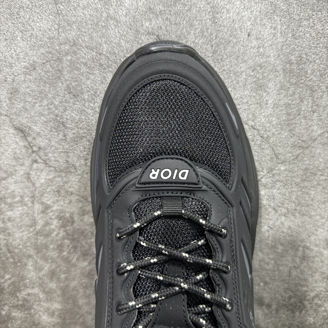 图片[5]-【莞顶礼盒版】Dior B44 Blade 休闲鞋运动鞋 原版一比一复刻 顶级礼盒装 区别市面通货 由 lewishamilton 设计的生活胶囊系列点缀的 dior B44 Blade 运动鞋以2000年代灵感的曲线和强劲的体量感为特点。它们承诺兼具运动感和复古未来感，采用超细纤维和帆布镶嵌，饰有“Dior”标志。这些独特的作品，由刀片点缀，呈现出跑步世界的扭曲之美。 B44 Blade 运动鞋以大方的体积感轮廓为特色，灵感来自2000年代。采用技术网布制成，鞋面采用同色调的技术织物面板，并在鞋底配有对比鲜明的刀片镶嵌，彰显跑步元素。鞋面、鞋跟和鞋侧均饰有 Dior标志。两色鞋带和支撑袜子突显其运动美学，使运动鞋以超现代感提升休闲外观。 跟高5.5厘米 尺码：39-45-选品中心