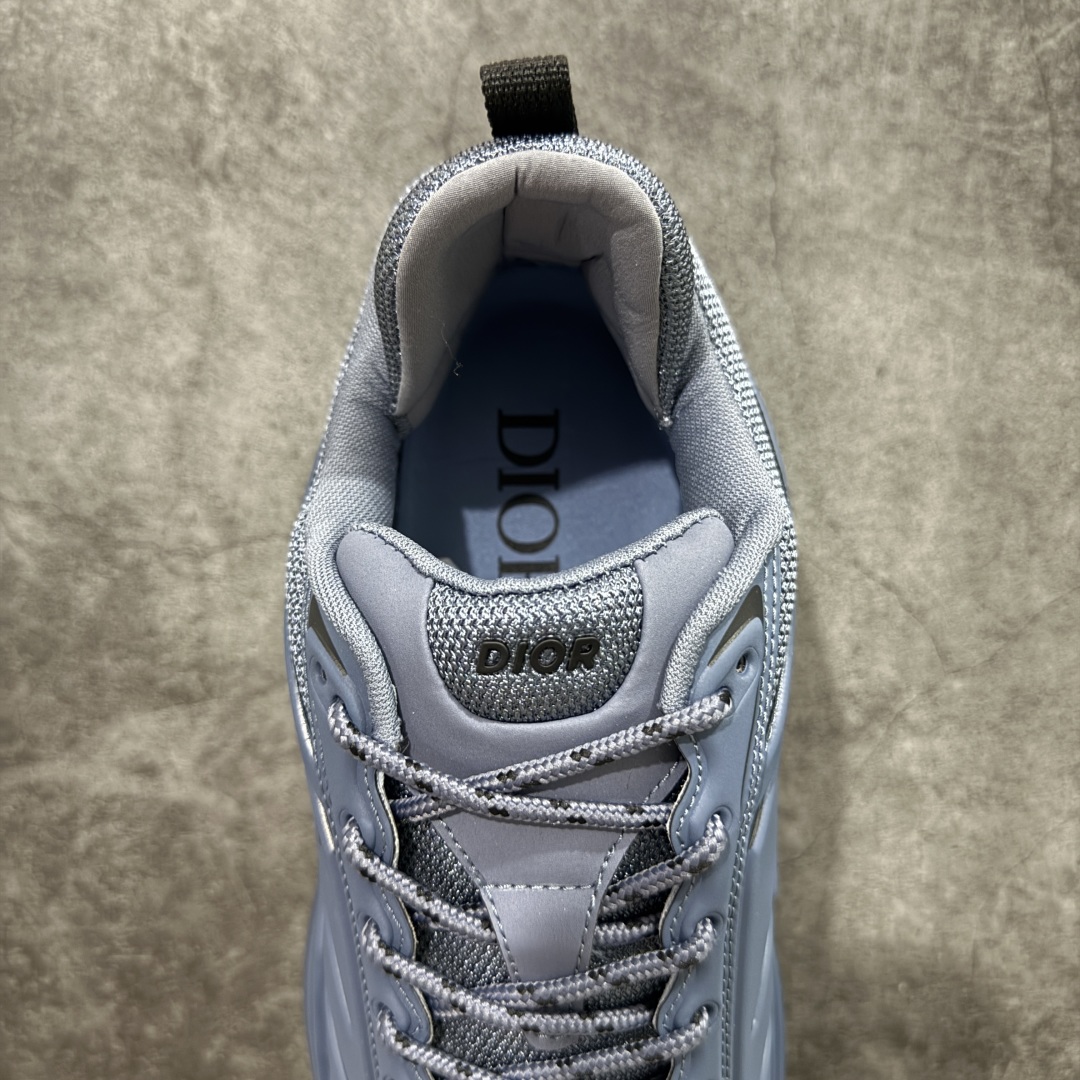图片[8]-【莞顶礼盒版】Dior B44 Blade 休闲鞋运动鞋 原版一比一复刻 顶级礼盒装 区别市面通货 由 lewishamilton 设计的生活胶囊系列点缀的 dior B44 Blade 运动鞋以2000年代灵感的曲线和强劲的体量感为特点。它们承诺兼具运动感和复古未来感，采用超细纤维和帆布镶嵌，饰有“Dior”标志。这些独特的作品，由刀片点缀，呈现出跑步世界的扭曲之美。 B44 Blade 运动鞋以大方的体积感轮廓为特色，灵感来自2000年代。采用技术网布制成，鞋面采用同色调的技术织物面板，并在鞋底配有对比鲜明的刀片镶嵌，彰显跑步元素。鞋面、鞋跟和鞋侧均饰有 Dior标志。两色鞋带和支撑袜子突显其运动美学，使运动鞋以超现代感提升休闲外观。 跟高5.5厘米 尺码：39-45-选品中心
