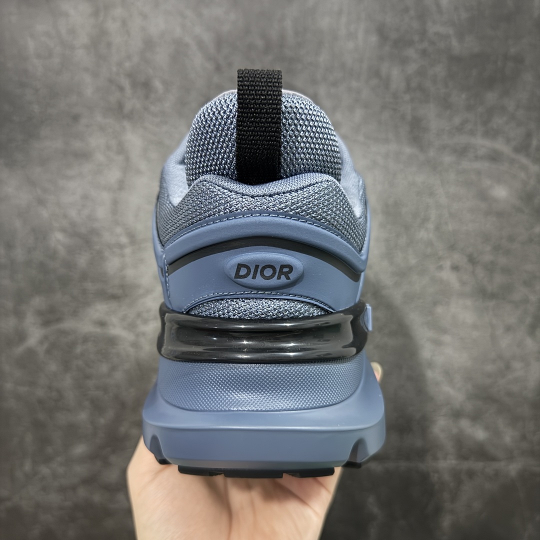 图片[4]-【莞顶礼盒版】Dior B44 Blade 休闲鞋运动鞋 原版一比一复刻 顶级礼盒装 区别市面通货 由 lewishamilton 设计的生活胶囊系列点缀的 dior B44 Blade 运动鞋以2000年代灵感的曲线和强劲的体量感为特点。它们承诺兼具运动感和复古未来感，采用超细纤维和帆布镶嵌，饰有“Dior”标志。这些独特的作品，由刀片点缀，呈现出跑步世界的扭曲之美。 B44 Blade 运动鞋以大方的体积感轮廓为特色，灵感来自2000年代。采用技术网布制成，鞋面采用同色调的技术织物面板，并在鞋底配有对比鲜明的刀片镶嵌，彰显跑步元素。鞋面、鞋跟和鞋侧均饰有 Dior标志。两色鞋带和支撑袜子突显其运动美学，使运动鞋以超现代感提升休闲外观。 跟高5.5厘米 尺码：39-45-选品中心