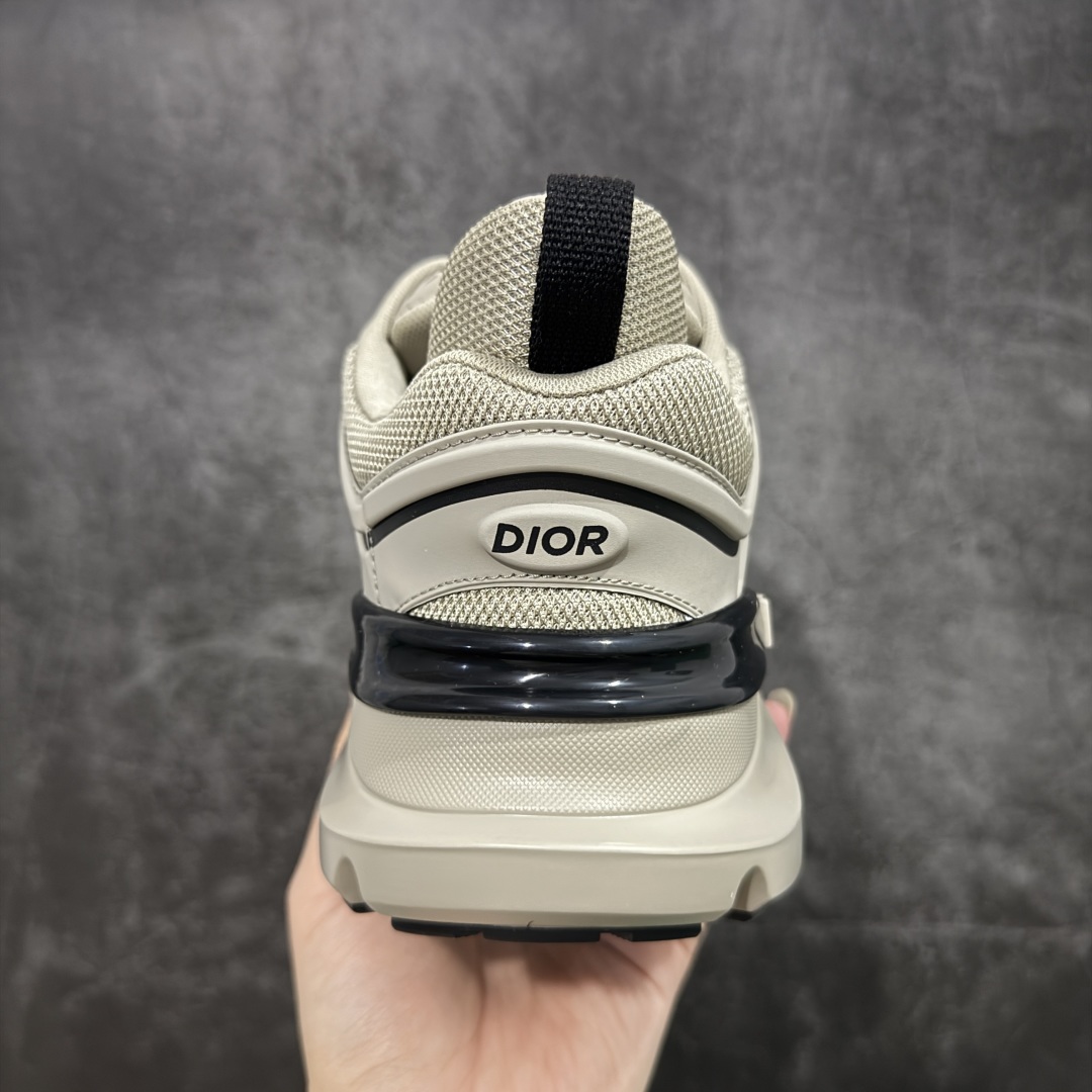 图片[4]-【莞顶礼盒版】Dior B44 Blade 休闲鞋运动鞋 原版一比一复刻 顶级礼盒装 区别市面通货 由 lewishamilton 设计的生活胶囊系列点缀的 dior B44 Blade 运动鞋以2000年代灵感的曲线和强劲的体量感为特点。它们承诺兼具运动感和复古未来感，采用超细纤维和帆布镶嵌，饰有“Dior”标志。这些独特的作品，由刀片点缀，呈现出跑步世界的扭曲之美。 B44 Blade 运动鞋以大方的体积感轮廓为特色，灵感来自2000年代。采用技术网布制成，鞋面采用同色调的技术织物面板，并在鞋底配有对比鲜明的刀片镶嵌，彰显跑步元素。鞋面、鞋跟和鞋侧均饰有 Dior标志。两色鞋带和支撑袜子突显其运动美学，使运动鞋以超现代感提升休闲外观。 跟高5.5厘米 尺码：39-45-选品中心