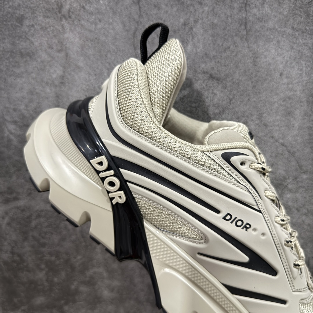 图片[7]-【莞顶礼盒版】Dior B44 Blade 休闲鞋运动鞋 原版一比一复刻 顶级礼盒装 区别市面通货 由 lewishamilton 设计的生活胶囊系列点缀的 dior B44 Blade 运动鞋以2000年代灵感的曲线和强劲的体量感为特点。它们承诺兼具运动感和复古未来感，采用超细纤维和帆布镶嵌，饰有“Dior”标志。这些独特的作品，由刀片点缀，呈现出跑步世界的扭曲之美。 B44 Blade 运动鞋以大方的体积感轮廓为特色，灵感来自2000年代。采用技术网布制成，鞋面采用同色调的技术织物面板，并在鞋底配有对比鲜明的刀片镶嵌，彰显跑步元素。鞋面、鞋跟和鞋侧均饰有 Dior标志。两色鞋带和支撑袜子突显其运动美学，使运动鞋以超现代感提升休闲外观。 跟高5.5厘米 尺码：39-45-选品中心