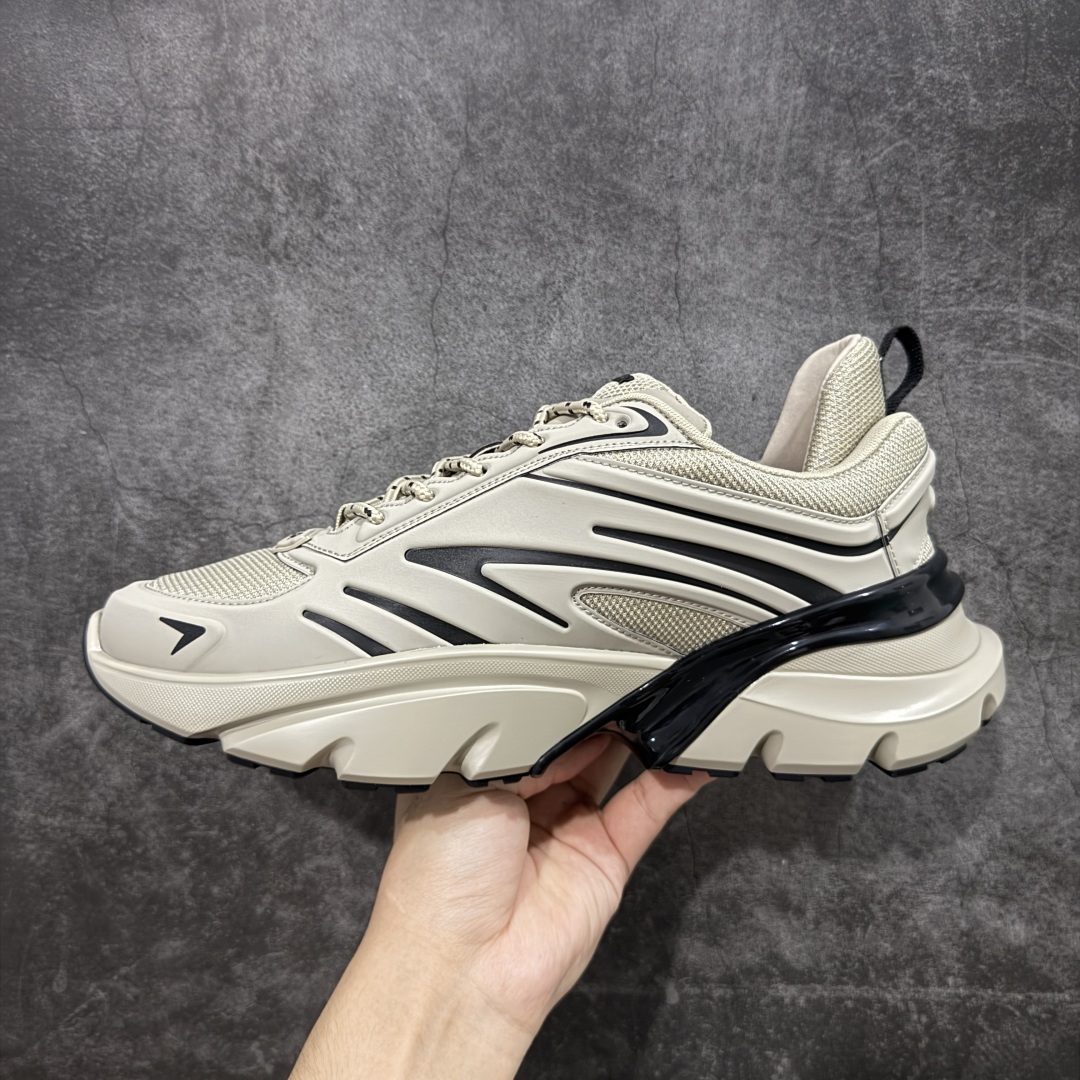 图片[2]-【莞顶礼盒版】Dior B44 Blade 休闲鞋运动鞋 原版一比一复刻 顶级礼盒装 区别市面通货 由 lewishamilton 设计的生活胶囊系列点缀的 dior B44 Blade 运动鞋以2000年代灵感的曲线和强劲的体量感为特点。它们承诺兼具运动感和复古未来感，采用超细纤维和帆布镶嵌，饰有“Dior”标志。这些独特的作品，由刀片点缀，呈现出跑步世界的扭曲之美。 B44 Blade 运动鞋以大方的体积感轮廓为特色，灵感来自2000年代。采用技术网布制成，鞋面采用同色调的技术织物面板，并在鞋底配有对比鲜明的刀片镶嵌，彰显跑步元素。鞋面、鞋跟和鞋侧均饰有 Dior标志。两色鞋带和支撑袜子突显其运动美学，使运动鞋以超现代感提升休闲外观。 跟高5.5厘米 尺码：39-45-选品中心