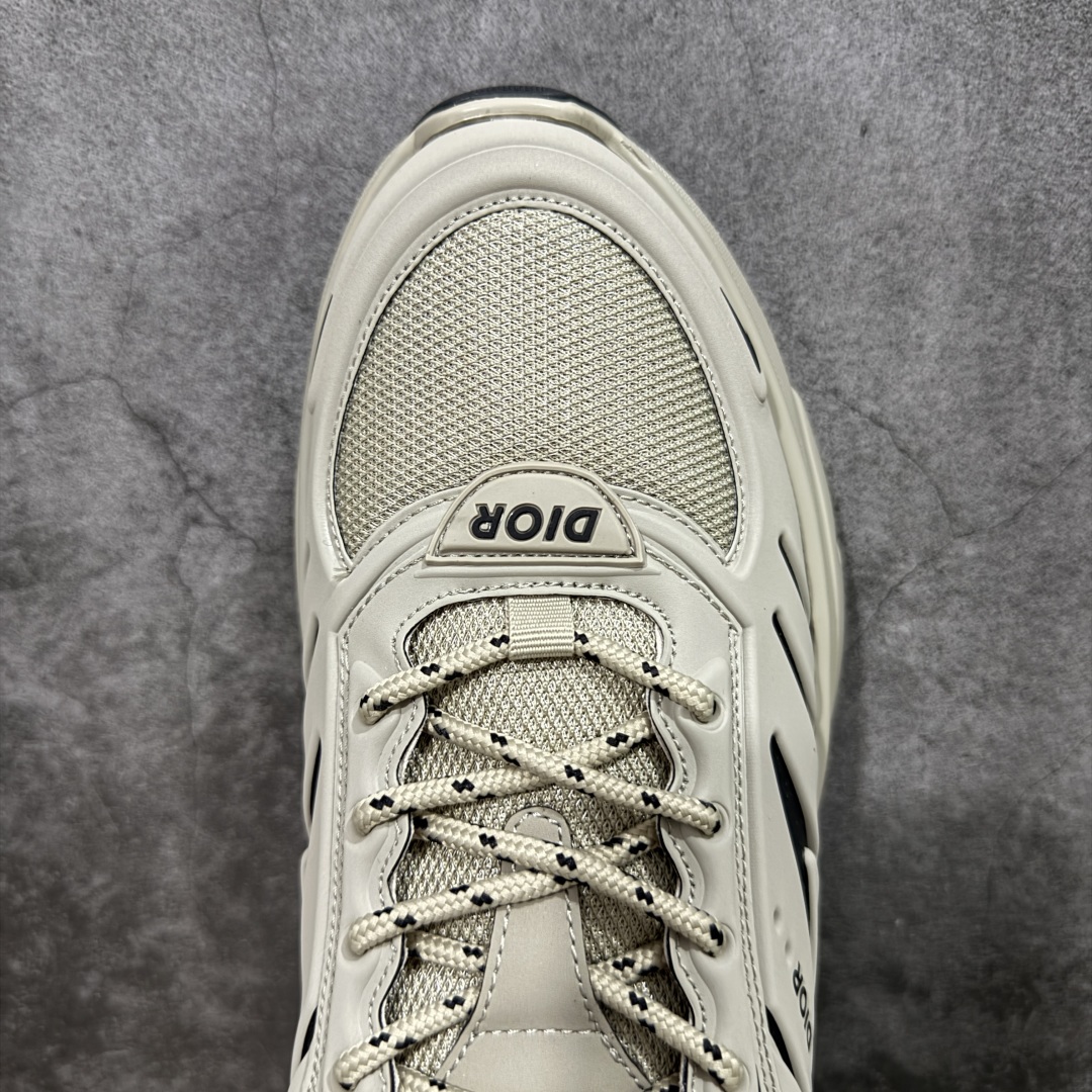 图片[5]-【莞顶礼盒版】Dior B44 Blade 休闲鞋运动鞋 原版一比一复刻 顶级礼盒装 区别市面通货 由 lewishamilton 设计的生活胶囊系列点缀的 dior B44 Blade 运动鞋以2000年代灵感的曲线和强劲的体量感为特点。它们承诺兼具运动感和复古未来感，采用超细纤维和帆布镶嵌，饰有“Dior”标志。这些独特的作品，由刀片点缀，呈现出跑步世界的扭曲之美。 B44 Blade 运动鞋以大方的体积感轮廓为特色，灵感来自2000年代。采用技术网布制成，鞋面采用同色调的技术织物面板，并在鞋底配有对比鲜明的刀片镶嵌，彰显跑步元素。鞋面、鞋跟和鞋侧均饰有 Dior标志。两色鞋带和支撑袜子突显其运动美学，使运动鞋以超现代感提升休闲外观。 跟高5.5厘米 尺码：39-45-选品中心