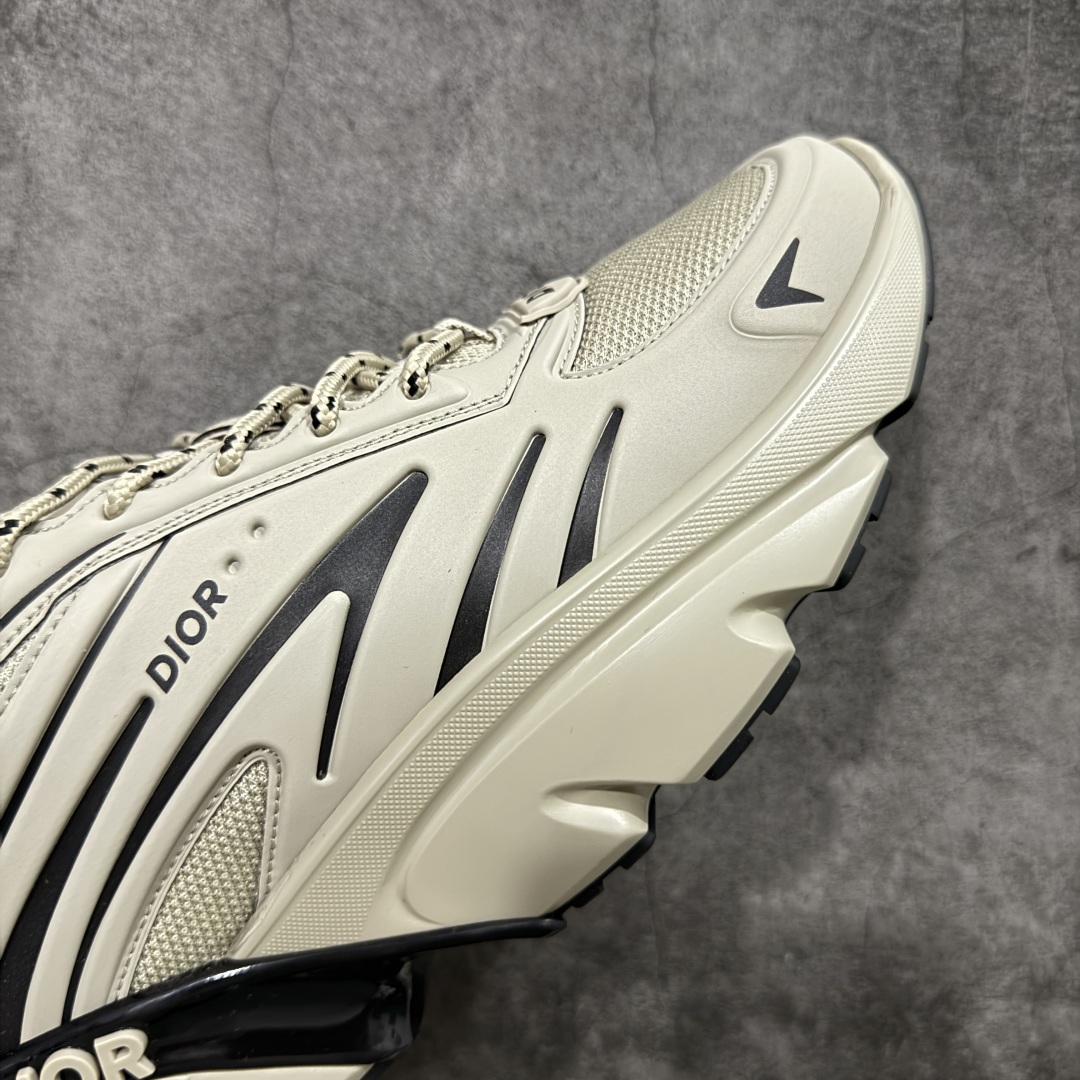 图片[6]-【莞顶礼盒版】Dior B44 Blade 休闲鞋运动鞋 原版一比一复刻 顶级礼盒装 区别市面通货 由 lewishamilton 设计的生活胶囊系列点缀的 dior B44 Blade 运动鞋以2000年代灵感的曲线和强劲的体量感为特点。它们承诺兼具运动感和复古未来感，采用超细纤维和帆布镶嵌，饰有“Dior”标志。这些独特的作品，由刀片点缀，呈现出跑步世界的扭曲之美。 B44 Blade 运动鞋以大方的体积感轮廓为特色，灵感来自2000年代。采用技术网布制成，鞋面采用同色调的技术织物面板，并在鞋底配有对比鲜明的刀片镶嵌，彰显跑步元素。鞋面、鞋跟和鞋侧均饰有 Dior标志。两色鞋带和支撑袜子突显其运动美学，使运动鞋以超现代感提升休闲外观。 跟高5.5厘米 尺码：39-45-选品中心