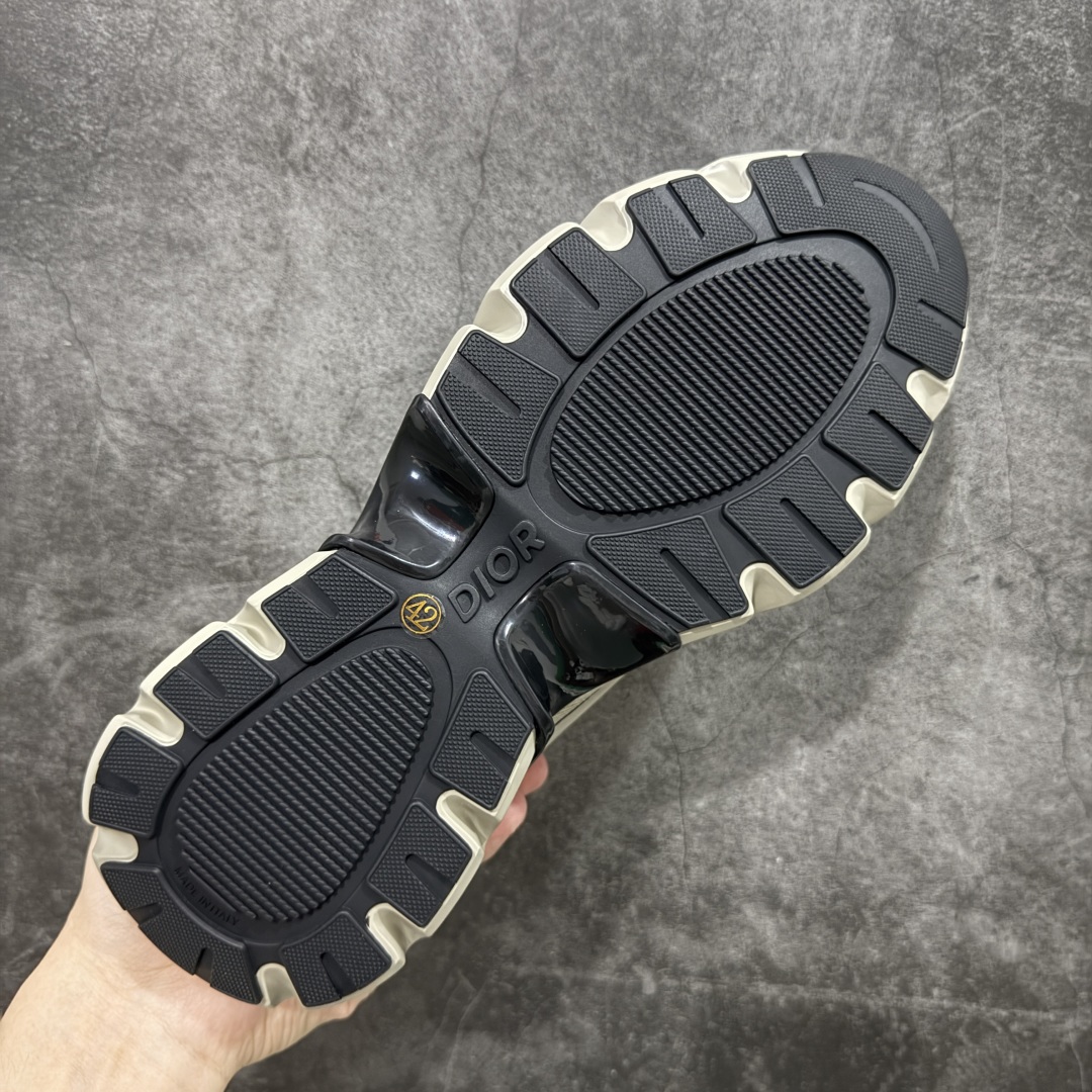 图片[9]-【莞顶礼盒版】Dior B44 Blade 休闲鞋运动鞋 原版一比一复刻 顶级礼盒装 区别市面通货 由 lewishamilton 设计的生活胶囊系列点缀的 dior B44 Blade 运动鞋以2000年代灵感的曲线和强劲的体量感为特点。它们承诺兼具运动感和复古未来感，采用超细纤维和帆布镶嵌，饰有“Dior”标志。这些独特的作品，由刀片点缀，呈现出跑步世界的扭曲之美。 B44 Blade 运动鞋以大方的体积感轮廓为特色，灵感来自2000年代。采用技术网布制成，鞋面采用同色调的技术织物面板，并在鞋底配有对比鲜明的刀片镶嵌，彰显跑步元素。鞋面、鞋跟和鞋侧均饰有 Dior标志。两色鞋带和支撑袜子突显其运动美学，使运动鞋以超现代感提升休闲外观。 跟高5.5厘米 尺码：39-45-选品中心