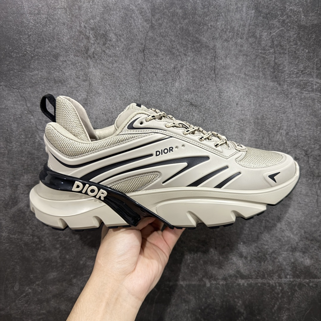 【莞顶礼盒版】Dior B44 Blade 休闲鞋运动鞋 原版一比一复刻 顶级礼盒装 区别市面通货 由 lewishamilton 设计的生活胶囊系列点缀的 dior B44 Blade 运动鞋以2000年代灵感的曲线和强劲的体量感为特点。它们承诺兼具运动感和复古未来感,采用超细纤维和帆布镶嵌,饰有“Dior”标志。这些独特的作品,由刀片点缀,呈现出跑步世界的扭曲之美。 B44 Blade 运动鞋以大方的体积感轮廓为特色,灵感来自2000年代。采用技术网布制成,鞋面采用同色调的技术织物面板,并在鞋底配有对比鲜明的刀片镶嵌,彰显跑步元素。鞋面、鞋跟和鞋侧均饰有 Dior标志。两色鞋带和支撑袜子突显其运动美学,使运动鞋以超现代感提升休闲外观。 跟高5.5厘米 尺码:39-45-选品中心