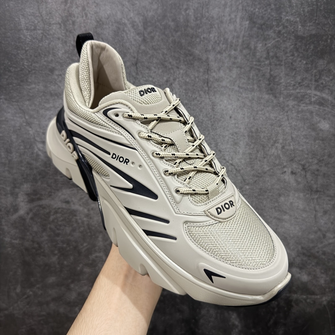 图片[3]-【莞顶礼盒版】Dior B44 Blade 休闲鞋运动鞋 原版一比一复刻 顶级礼盒装 区别市面通货 由 lewishamilton 设计的生活胶囊系列点缀的 dior B44 Blade 运动鞋以2000年代灵感的曲线和强劲的体量感为特点。它们承诺兼具运动感和复古未来感，采用超细纤维和帆布镶嵌，饰有“Dior”标志。这些独特的作品，由刀片点缀，呈现出跑步世界的扭曲之美。 B44 Blade 运动鞋以大方的体积感轮廓为特色，灵感来自2000年代。采用技术网布制成，鞋面采用同色调的技术织物面板，并在鞋底配有对比鲜明的刀片镶嵌，彰显跑步元素。鞋面、鞋跟和鞋侧均饰有 Dior标志。两色鞋带和支撑袜子突显其运动美学，使运动鞋以超现代感提升休闲外观。 跟高5.5厘米 尺码：39-45-选品中心