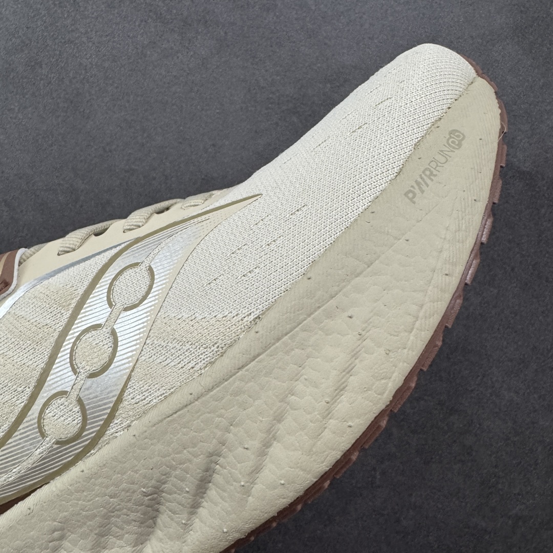 图片[5]-【PE版本】索康尼/Saucony Triumph 22 胜利22代系列低帮轻量舒适多功能厚底休闲运动慢跑鞋 #原数据开发纸版楦型 #采用工学透气针织布鞋面材质 #内嵌3D环绕包裹缓震鞋垫 #中底搭载 PWRRUN PB高弹缓震珠粒发泡材质,舒适踩S感!! #外置镂空XT-900防滑橡胶大底❗️ 尺码：39 40 40.5 41 42 42.5 43 44 44.5 45-选品中心