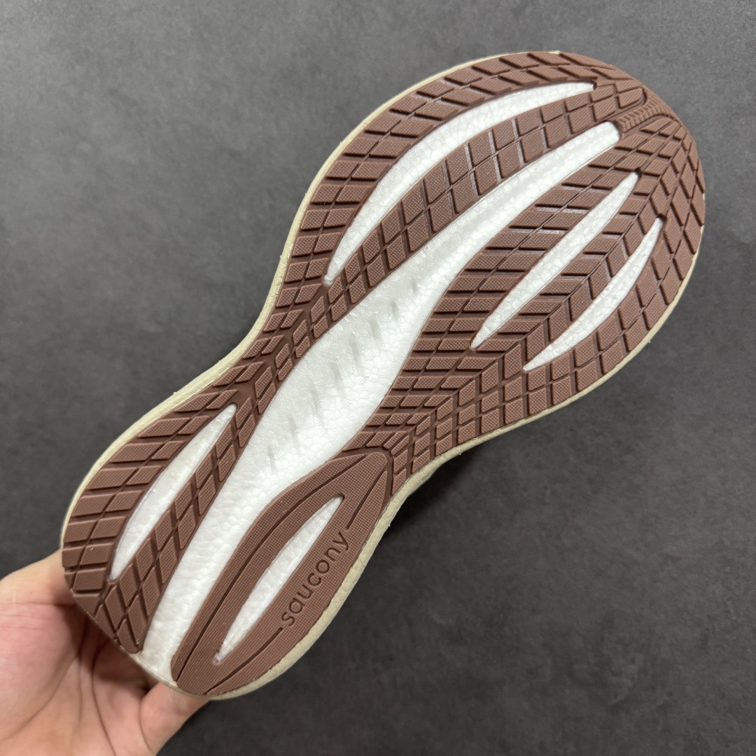 图片[9]-【PE版本】索康尼/Saucony Triumph 22 胜利22代系列低帮轻量舒适多功能厚底休闲运动慢跑鞋 #原数据开发纸版楦型 #采用工学透气针织布鞋面材质 #内嵌3D环绕包裹缓震鞋垫 #中底搭载 PWRRUN PB高弹缓震珠粒发泡材质,舒适踩S感!! #外置镂空XT-900防滑橡胶大底❗️ 尺码：39 40 40.5 41 42 42.5 43 44 44.5 45-选品中心