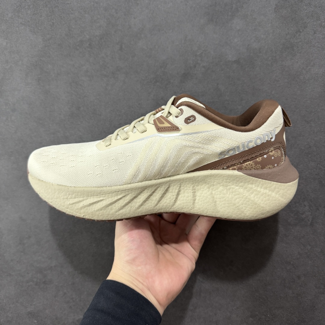 图片[2]-【PE版本】索康尼/Saucony Triumph 22 胜利22代系列低帮轻量舒适多功能厚底休闲运动慢跑鞋 #原数据开发纸版楦型 #采用工学透气针织布鞋面材质 #内嵌3D环绕包裹缓震鞋垫 #中底搭载 PWRRUN PB高弹缓震珠粒发泡材质,舒适踩S感!! #外置镂空XT-900防滑橡胶大底❗️ 尺码：39 40 40.5 41 42 42.5 43 44 44.5 45-选品中心