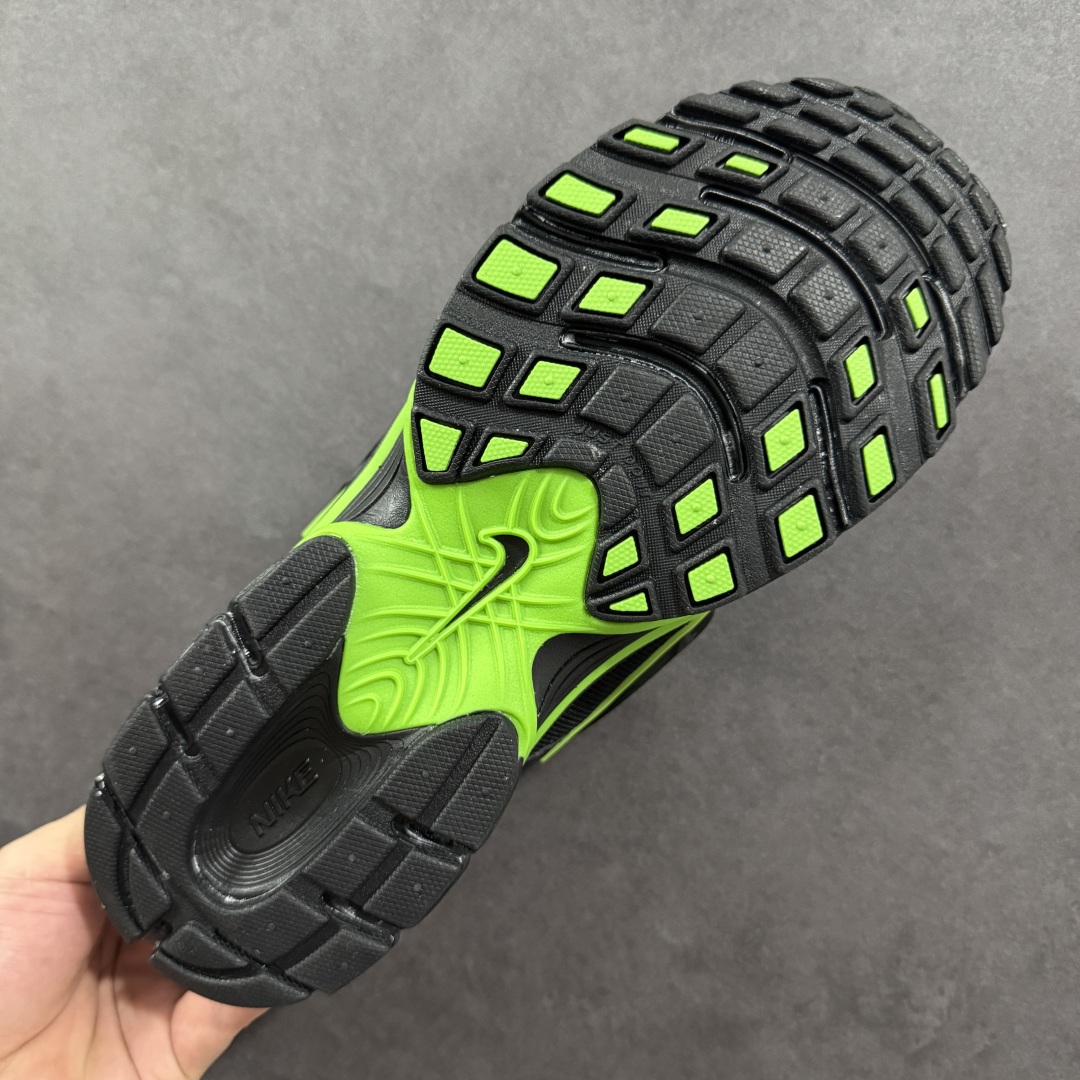  
【纯原】NK V5 RNR 舒适百搭跑步鞋 黑绿
融合了复古与现代设计元素，轻量化设计，鞋面采用透气
