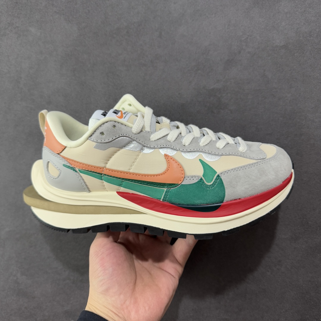 【纯原福利】Sacai x NK VaporWaffle 联名款华夫3.0潮流 休闲增高运动鞋 绝版好货特价 超低价清货 全套原楦原纸版原鞋开模 全网最具灵魂的版型 皮料卡色质感均保持原鞋一致 原装油墨Logo手工描漆 原装大底米色部分外尖内方 大底开口上翘弧度 后跟开口弧度高度原鞋一致 全鞋电脑针车 原厂鞋舌织唛标 原盒原配 中文合格证质保卡 客订外包保护盒‼️ 尺码:36 36.5 37.5 38 38.5 39 40 40.5 41 42 42.5 43 44 44.5 45 46-选品中心