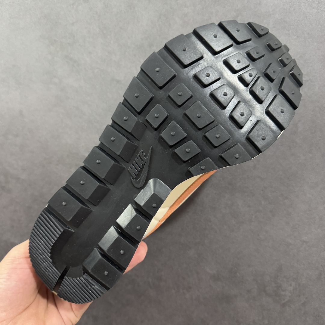 图片[9]-【纯原福利】Sacai x NK VaporWaffle 联名款华夫3.0潮流 休闲增高运动鞋 绝版好货特价 超低价清货 全套原楦原纸版原鞋开模 全网最具灵魂的版型 皮料卡色质感均保持原鞋一致 原装油墨Logo手工描漆 原装大底米色部分外尖内方 大底开口上翘弧度 后跟开口弧度高度原鞋一致 全鞋电脑针车 原厂鞋舌织唛标 原盒原配 中文合格证质保卡 客订外包保护盒‼️ 尺码：36 36.5 37.5 38 38.5 39 40 40.5 41 42 42.5 43 44 44.5 45 46-选品中心