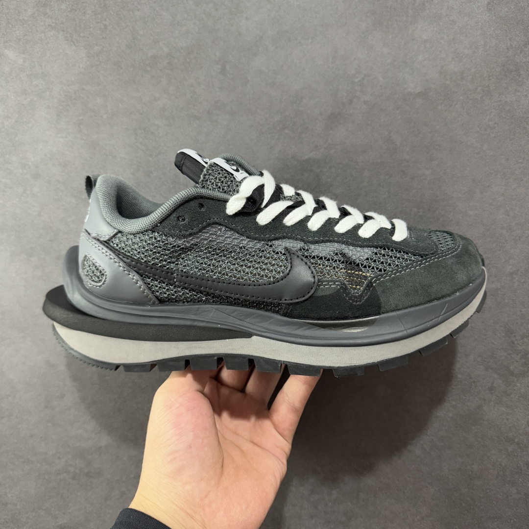 【纯原福利】Sacai x NK VaporWaffle 联名款华夫3.0潮流 休闲增高运动鞋 绝版好货特价 超低价清货 全套原楦原纸版原鞋开模 全网最具灵魂的版型 皮料卡色质感均保持原鞋一致 原装油墨Logo手工描漆 原装大底米色部分外尖内方 大底开口上翘弧度 后跟开口弧度高度原鞋一致 全鞋电脑针车 原厂鞋舌织唛标 原盒原配 中文合格证质保卡 客订外包保护盒‼️ 尺码：36 36.5 37.5 38 38.5 39 40 40.5 41 42 42.5 43 44 44.5 45 46-选品中心