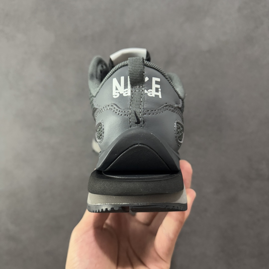 图片[4]-【纯原福利】Sacai x NK VaporWaffle 联名款华夫3.0潮流 休闲增高运动鞋 绝版好货特价 超低价清货 全套原楦原纸版原鞋开模 全网最具灵魂的版型 皮料卡色质感均保持原鞋一致 原装油墨Logo手工描漆 原装大底米色部分外尖内方 大底开口上翘弧度 后跟开口弧度高度原鞋一致 全鞋电脑针车 原厂鞋舌织唛标 原盒原配 中文合格证质保卡 客订外包保护盒‼️ 尺码：36 36.5 37.5 38 38.5 39 40 40.5 41 42 42.5 43 44 44.5 45 46-选品中心