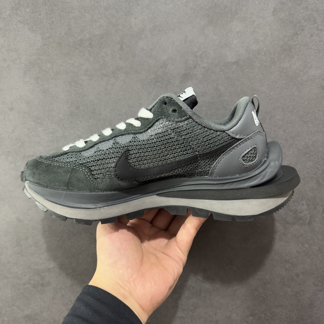 图片[2]-【纯原福利】Sacai x NK VaporWaffle 联名款华夫3.0潮流 休闲增高运动鞋 绝版好货特价 超低价清货 全套原楦原纸版原鞋开模 全网最具灵魂的版型 皮料卡色质感均保持原鞋一致 原装油墨Logo手工描漆 原装大底米色部分外尖内方 大底开口上翘弧度 后跟开口弧度高度原鞋一致 全鞋电脑针车 原厂鞋舌织唛标 原盒原配 中文合格证质保卡 客订外包保护盒‼️ 尺码：36 36.5 37.5 38 38.5 39 40 40.5 41 42 42.5 43 44 44.5 45 46-选品中心